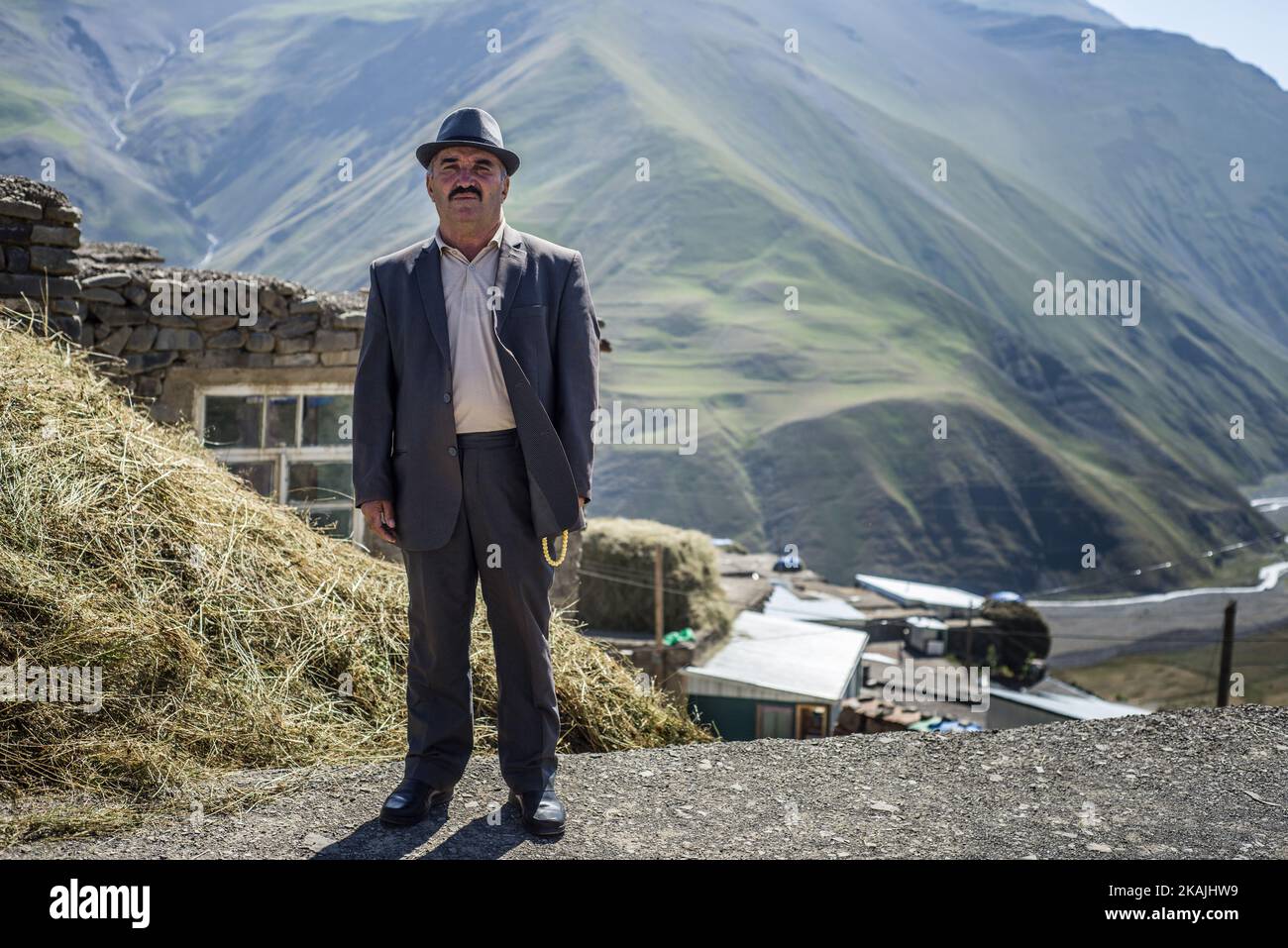 Ritratto di un uomo su una strada del villaggio di Khanalig, regione di Quba, Azerbaigian. Khanalig è un antico villaggio situato nel profondo delle montagne caucasiche, a più di 2.300 metri sopra il livello del mare. La gente di Khanalig ha la loro propria lingua unica e la usa per la vita quotidiana. Oltre alla lingua, hanno conservato il tradizionale stile di vita. E 'incluso casa di costruzione, artigianato, preparazione alimentare e anche rituali. ( (Foto di Oleksandr Rupeta/NurPhoto) *** si prega di utilizzare il credito dal campo di credito *** Foto Stock