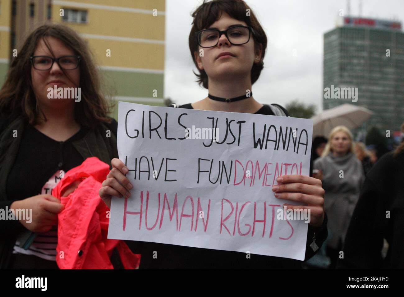 Poche migliaia di persone hanno partecipato alla cosiddetta protesta nera o sciopero generale della donna in risposta a una proposta di legge volta a vietare completamente l'aborto nel paese, a Danzica, in Polonia, il 3 ottobre 2016. La nuova legge proposta penalizzerebbe tutti gli aborti. L'azione è organizzata per esprimere l'opposizione all'inasprimento della legge anti-aborto e, secondo il suo nome, tutti i partecipanti indossano il nero. Foto Stock