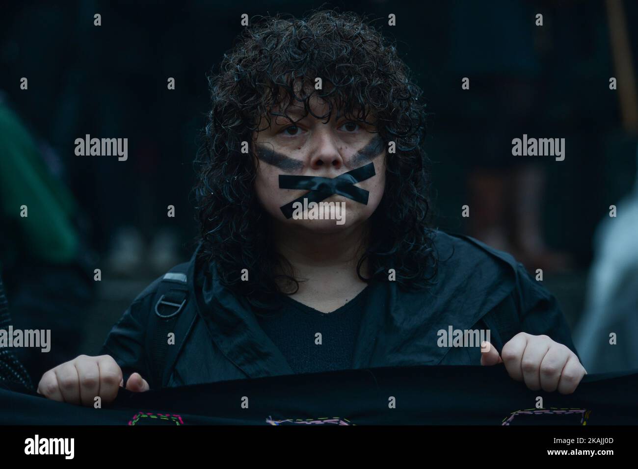 Protesta pro-choice nella piazza principale di Cracovia, mentre migliaia di donne hanno protestato oggi nel centro di Cracovia durante una "protesta nera". Lo sciopero delle donne a livello nazionale si è svolto in tutto il paese ed è la risposta contro la proposta di inasprire la legge sull'aborto in Polonia. Le donne polacche chiedono il rispetto del loro diritto alla libera scelta e la libertà di decidere del proprio corpo e della propria vita. Foto Stock