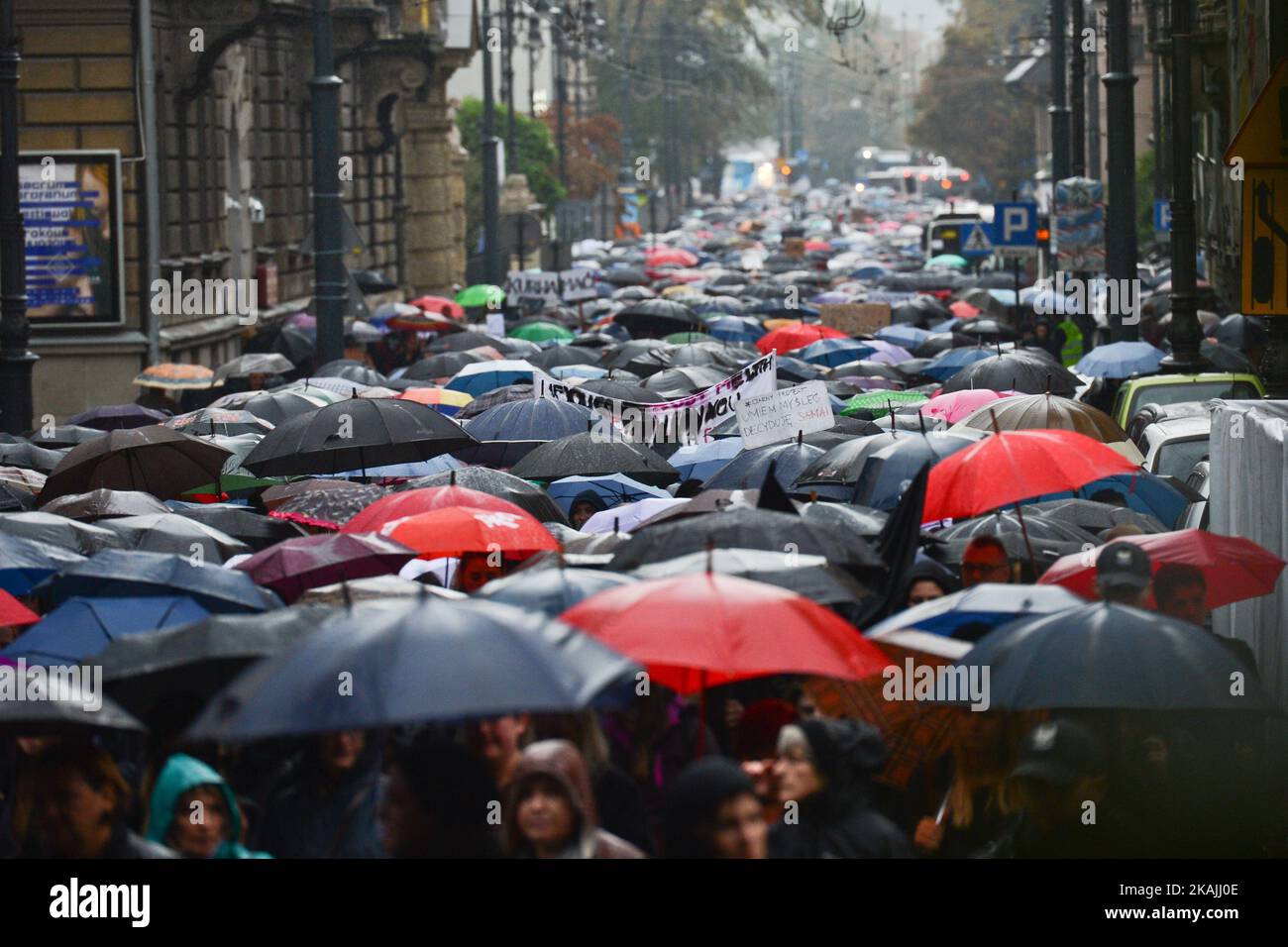 Manifestanti pro-choice nel centro di Cracovia, mentre migliaia di donne hanno protestato oggi nel centro di Cracovia durante una "protesta nera". Lo sciopero delle donne a livello nazionale si è svolto in tutto il paese ed è la risposta contro la proposta di inasprire la legge sull'aborto in Polonia. Le donne polacche chiedono il rispetto del loro diritto alla libera scelta e la libertà di decidere del proprio corpo e della propria vita. Foto Stock