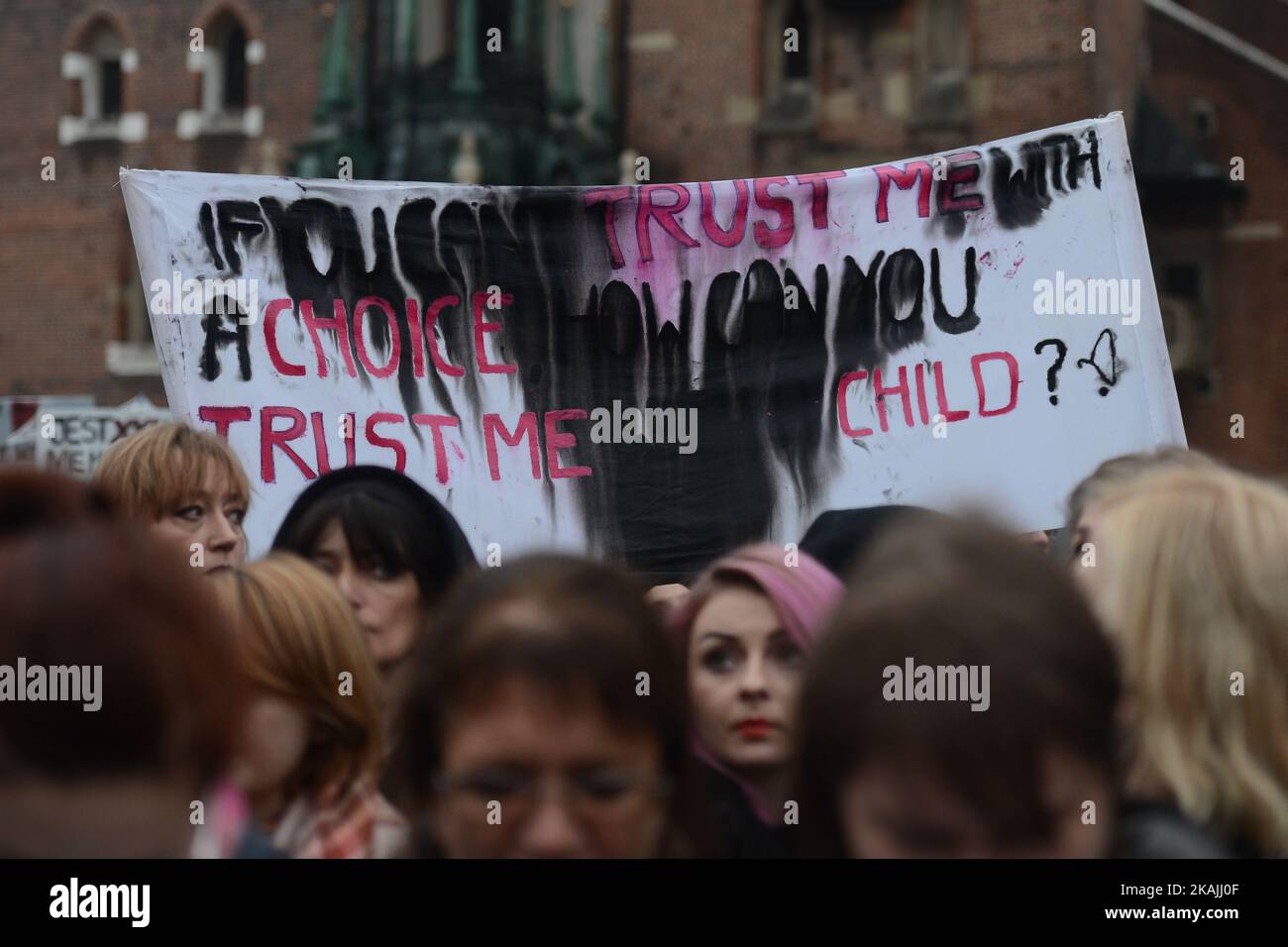 Manifestanti Pro-Choice nella piazza principale di Cracovia, come migliaia di donne hanno protestato oggi nel centro di Cracovia durante una 'protesta nera'. Lo sciopero delle donne a livello nazionale si è svolto in tutto il paese ed è la risposta contro la proposta di inasprire la legge sull'aborto in Polonia. Le donne polacche chiedono rispetto per il loro diritto alla libera scelta e la libertà di decidere del proprio corpo e della propria vita. Foto Stock