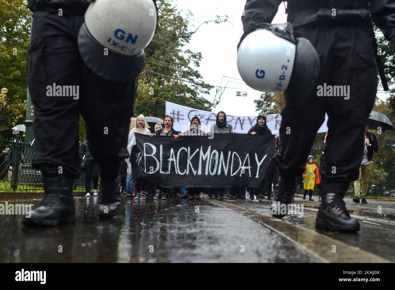 Manifestanti pro-choice nel centro di Cracovia, mentre migliaia di donne hanno protestato oggi nel centro di Cracovia durante una "protesta nera". Lo sciopero delle donne a livello nazionale si è svolto in tutto il paese ed è la risposta contro la proposta di inasprire la legge sull'aborto in Polonia. Le donne polacche chiedono il rispetto del loro diritto alla libera scelta e la libertà di decidere del proprio corpo e della propria vita. Foto Stock
