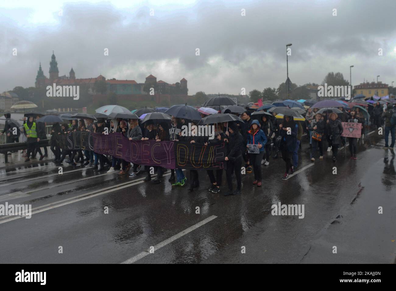Manifestanti pro-choice sul Ponte Debnicki, nel centro di Cracovia, mentre migliaia di donne hanno protestato oggi nel centro di Cracovia durante una "protesta nera". Lo sciopero delle donne a livello nazionale si è svolto in tutto il paese ed è la risposta contro la proposta di inasprire la legge sull'aborto in Polonia. Le donne polacche chiedono il rispetto del loro diritto alla libera scelta e la libertà di decidere del proprio corpo e della propria vita. Foto Stock