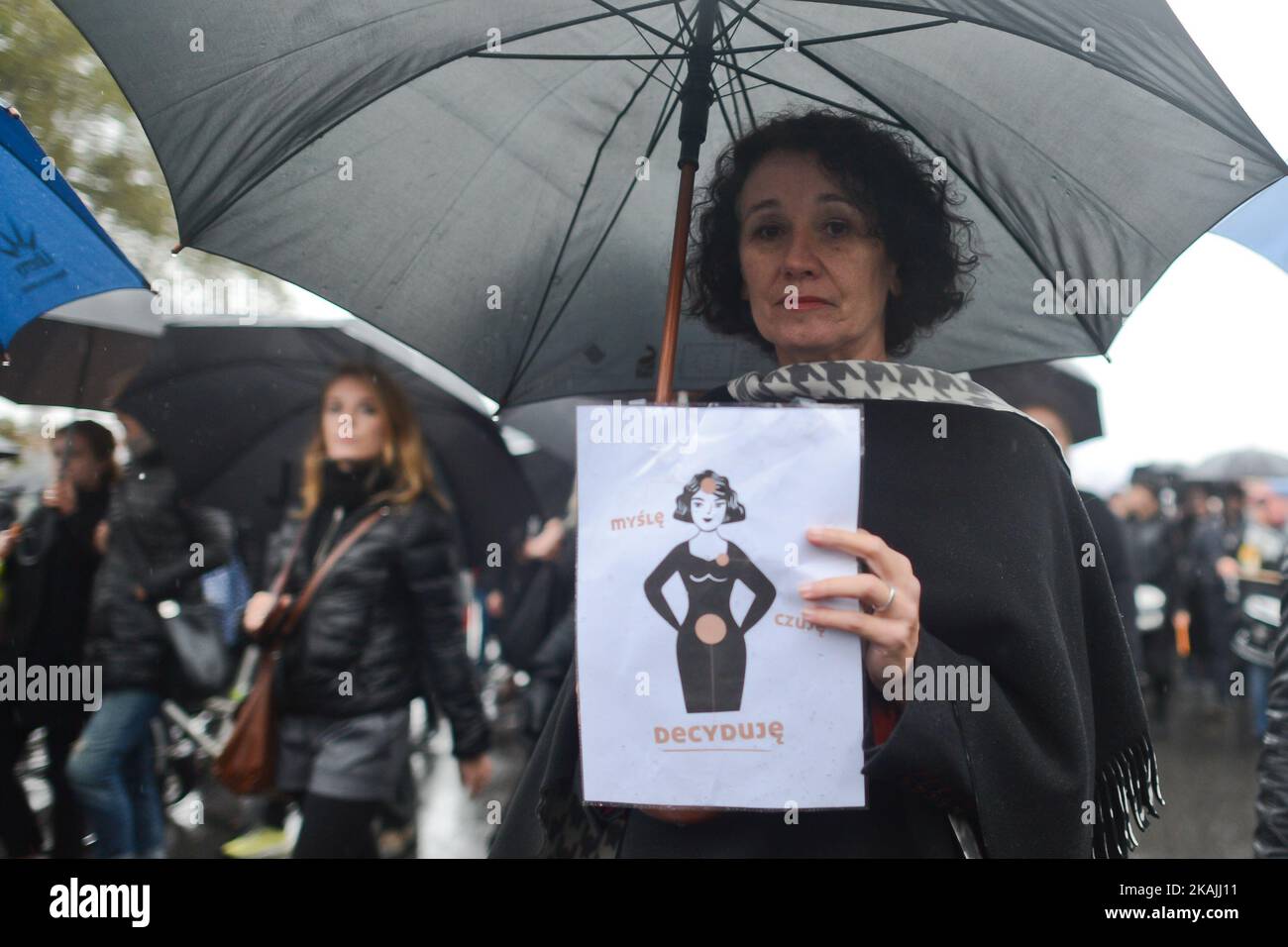 Manifestanti sul ponte Debnicki nel centro di Cracovia, mentre migliaia di donne hanno protestato oggi nel centro di Cracovia durante una "protesta nera". Lo sciopero delle donne a livello nazionale si è svolto in tutto il paese ed è la risposta contro la proposta di inasprire la legge sull'aborto in Polonia. Le donne polacche chiedono il rispetto del loro diritto alla libera scelta e la libertà di decidere del proprio corpo e della propria vita. Foto Stock