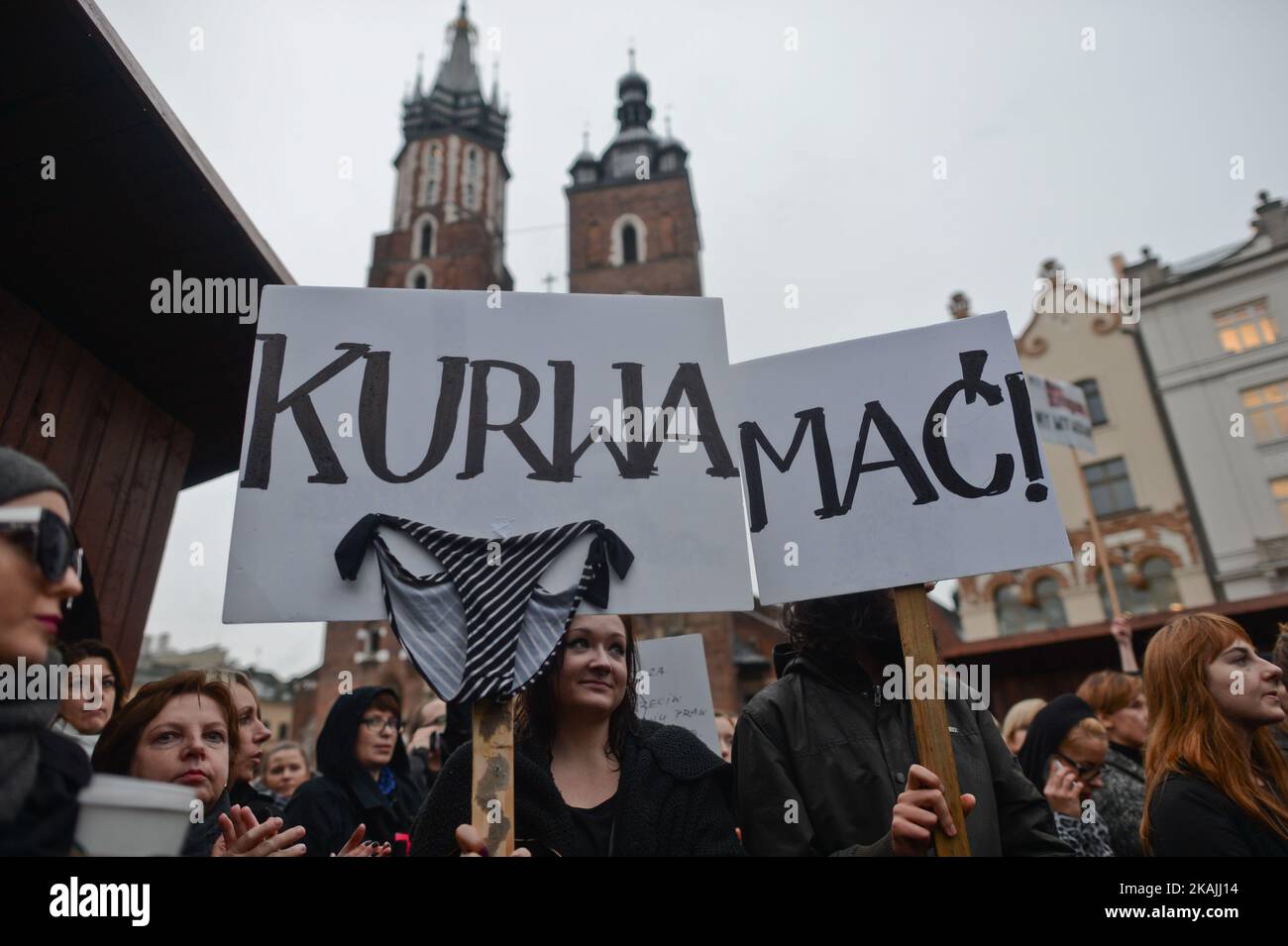 Manifestanti Pro-Choice nella piazza principale di Cracovia, come migliaia di donne hanno protestato oggi nel centro di Cracovia durante una 'protesta nera'. Lo sciopero delle donne a livello nazionale si è svolto in tutto il paese ed è la risposta contro la proposta di inasprire la legge sull'aborto in Polonia. Le donne polacche chiedono rispetto per il loro diritto alla libera scelta e la libertà di decidere del proprio corpo e della propria vita. Foto Stock