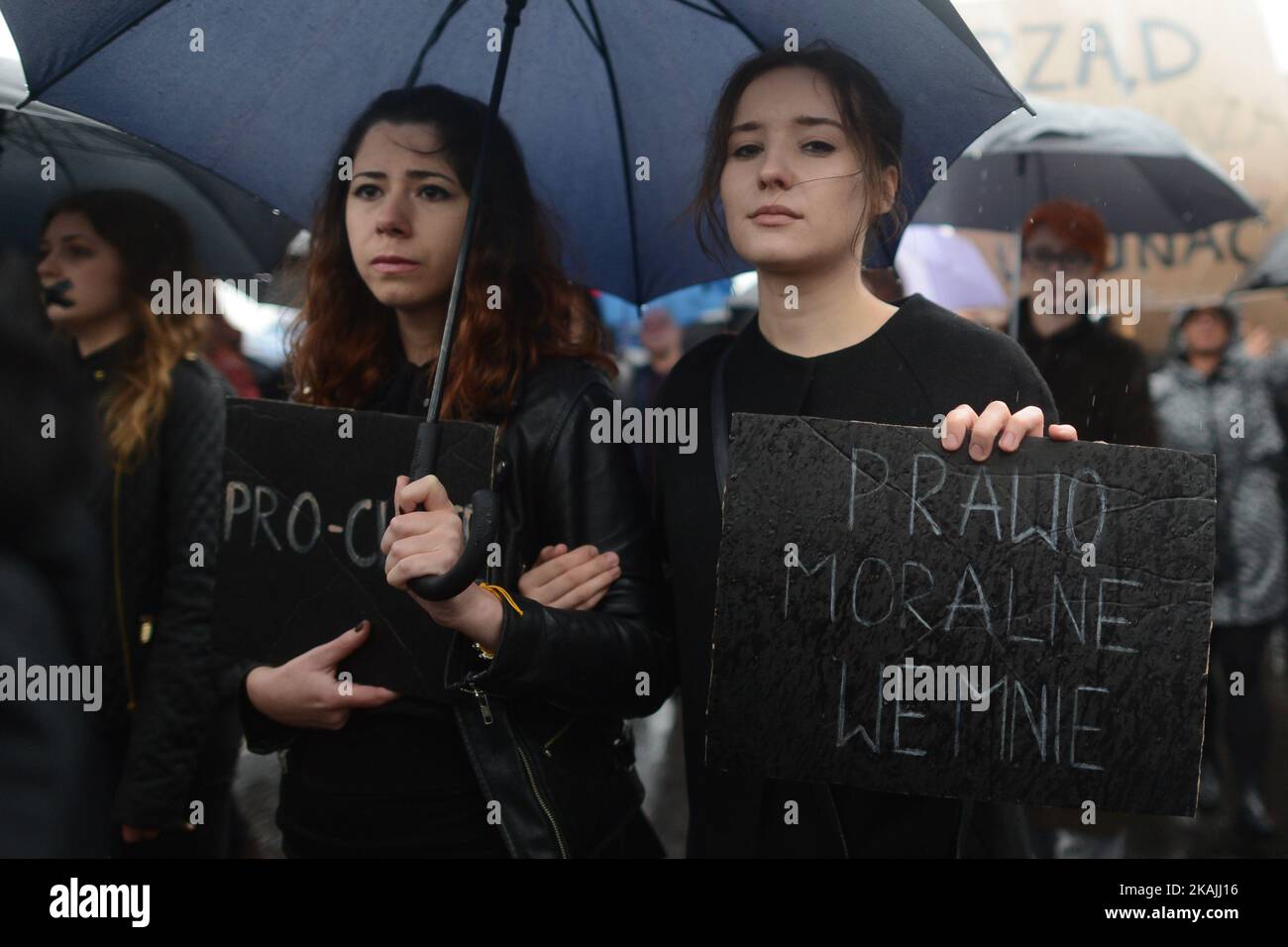 Manifestanti pro-choice nel centro di Cracovia, mentre migliaia di donne hanno protestato oggi nel centro di Cracovia durante una "protesta nera". Lo sciopero delle donne a livello nazionale si è svolto in tutto il paese ed è la risposta contro la proposta di inasprire la legge sull'aborto in Polonia. Le donne polacche chiedono il rispetto del loro diritto alla libera scelta e la libertà di decidere del proprio corpo e della propria vita. Foto Stock