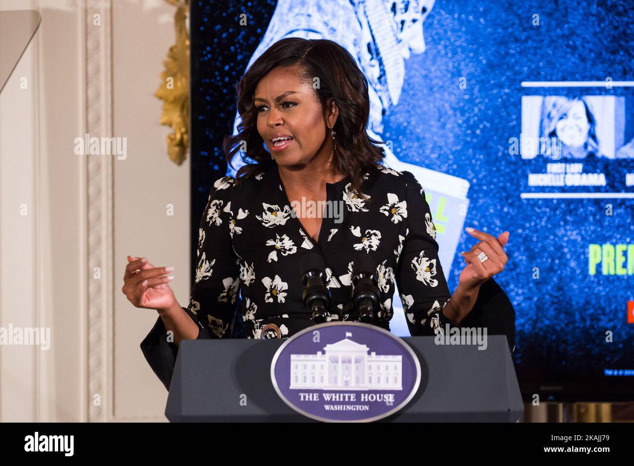 Celebrazione della Giornata Internazionale della ragazza e Let Girls Learn, First Lady Michelle Obama parla prima della proiezione del suo nuovo film CNN, We Will Rise: La Missione di Michelle Obama di educare le ragazze nel mondo. Sala Est della Casa Bianca a Washington, DC, USA, il 11 ottobre 2016. (Foto di Cheriss May/NurPhoto) *** Please use Credit from Credit Field *** Foto Stock