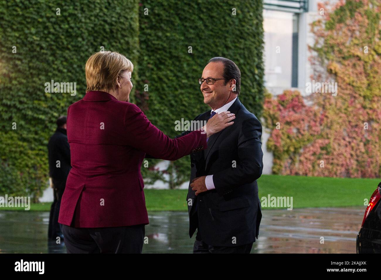 Il Cancelliere Angela Merkel (CDU) dà il benvenuto al Presidente francese Francois Hollande alla Cancelleria federale di Berlino, in Germania, il 19 ottobre 2016. Il Cancelliere Merkel, il presidente francese Hollande, il presidente ucraino Poroshenko e il presidente russo Putin hanno concordato di tenere una riunione dei capi di Stato e di governo in Normandia. Il gruppo di contatto trilaterale semi-ufficiale a livello di governo e di ministro degli Esteri si occupa del conflitto in Ucraina e dell'attuazione degli accordi di Minsk. (Foto di Markus Heine/NurPhoto) *** Please use Credit from Credit Field *** Foto Stock