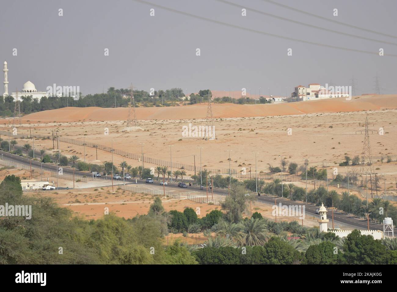 Una rottura di quattro piloti, Gatis Smukulis (Astana Pro Team), Dion Smith (One Pro Cycling), Michael Matthews (Orica–BikeExchange) e Jens Keukeleire (Orica-BikeExchange), durante la fase di apertura del Tour di Abu Dhabi, l'Adnoc Stage, un 147km che corre interamente nel deserto, Con partenza e arrivo a Madinat Zayed. Giovedì 20 ottobre 2016, a Madinat Zayed, Abu Dhabi, Emirati Arabi Uniti. Foto di Artur Widak *** Please use Credit from Credit Field *** Foto Stock