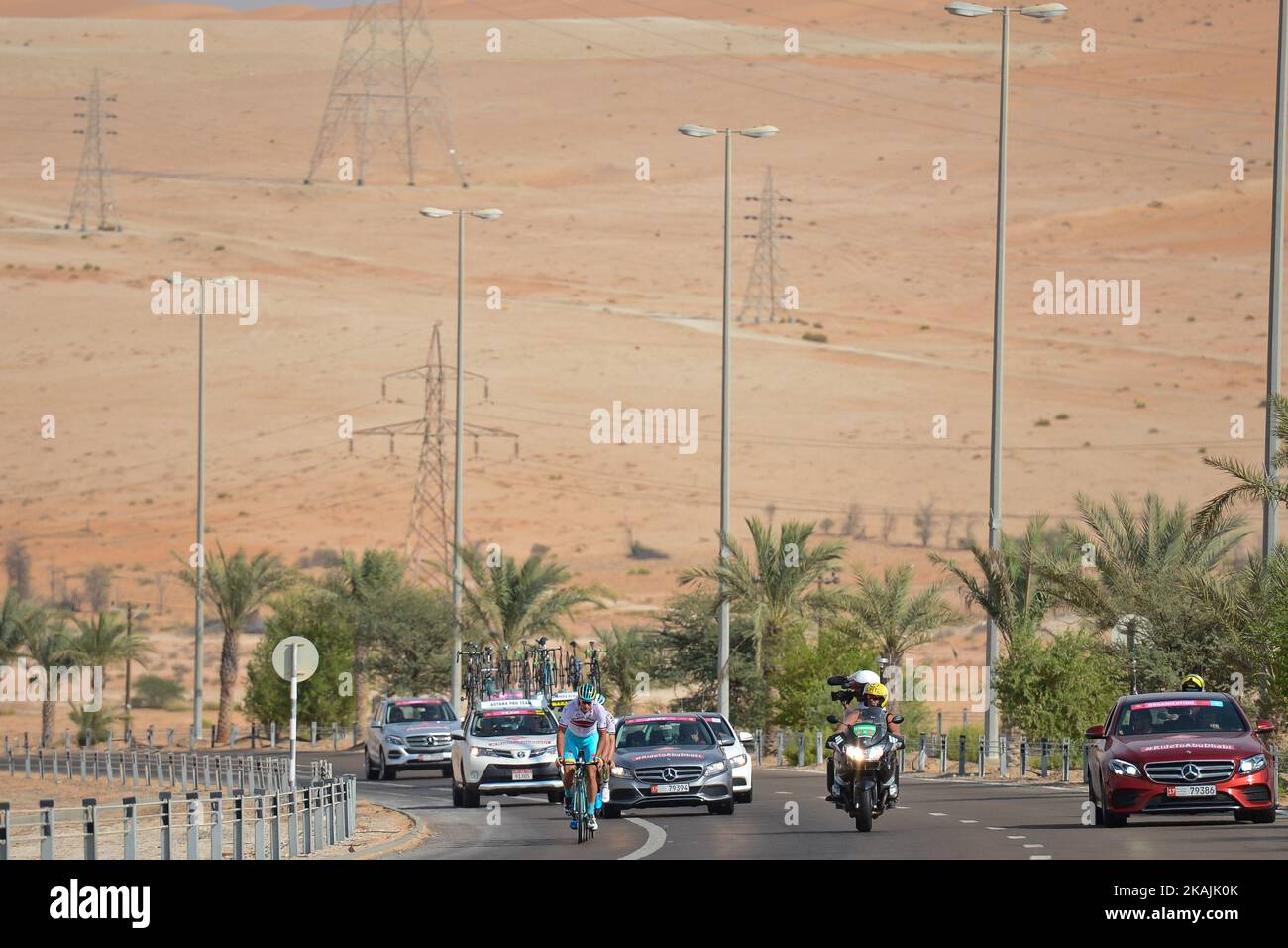 Gatis Smukulis (Astana Pro Team) conduce un breakaway di quattro piloti, Dion Smith (One Pro Cycling), Michael Matthews (Orica–BikeExchange) e Jens Keukeleire (Orica-BikeExchange), durante la fase di apertura del Tour di Abu Dhabi, l'Adnoc Stage, un 147km che corre interamente nel deserto, Con partenza e arrivo a Madinat Zayed. Giovedì 20 ottobre 2016, a Madinat Zayed, Abu Dhabi, Emirati Arabi Uniti. Foto di Artur Widak *** Please use Credit from Credit Field *** Foto Stock