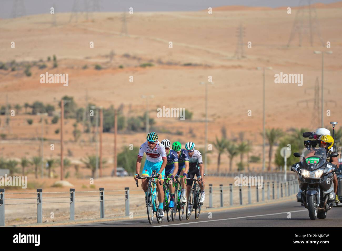 Gatis Smukulis (Astana Pro Team) conduce un breakaway di quattro piloti, Dion Smith (One Pro Cycling), Michael Matthews (Orica–BikeExchange) e Jens Keukeleire (Orica-BikeExchange), durante la fase di apertura del Tour di Abu Dhabi, l'Adnoc Stage, un 147km che corre interamente nel deserto, Con partenza e arrivo a Madinat Zayed. Giovedì 20 ottobre 2016, a Madinat Zayed, Abu Dhabi, Emirati Arabi Uniti. Foto di Artur Widak *** Please use Credit from Credit Field *** Foto Stock