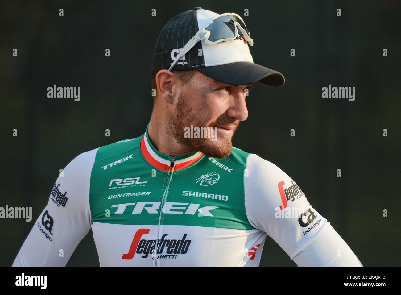 L'italiano Giacomo Nizzolo di Trek - il team di Segafredo vince la fase di apertura del secondo Abu Dhabi Tour con il sopraffitto di John Degenkolb (Team Giant - Alpecin) e Mark Cavendish (Team Dimension Data). Giovedì 20 ottobre 2016, a Madinat Zayed, Abu Dhabi, Emirati Arabi Uniti. Foto di Artur Widak *** Please use Credit from Credit Field *** Foto Stock