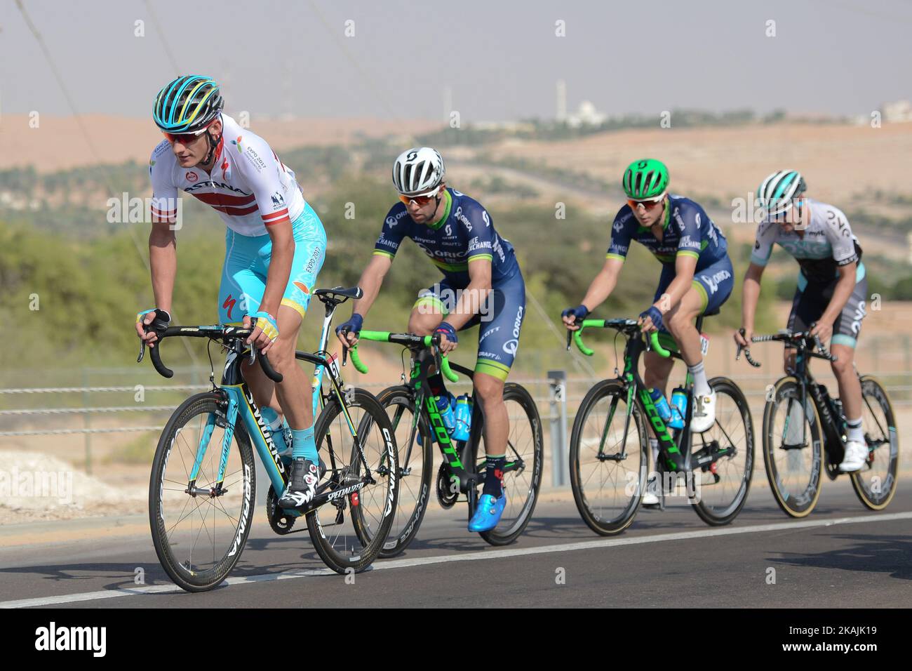Gatis Smukulis (Astana Pro Team) conduce un breakaway di quattro piloti, Dion Smith (One Pro Cycling), Michael Matthews (Orica–BikeExchange) e Jens Keukeleire (Orica-BikeExchange), durante la fase di apertura del Tour di Abu Dhabi, l'Adnoc Stage, un 147km che corre interamente nel deserto, Con partenza e arrivo a Madinat Zayed. Giovedì 20 ottobre 2016, a Madinat Zayed, Abu Dhabi, Emirati Arabi Uniti. Foto di Artur Widak *** Please use Credit from Credit Field *** Foto Stock