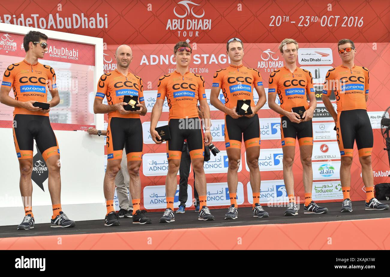 Piloti provenienti da CCC Sprandi Polkowice, un team di ciclisti professionisti con sede in Polonia, al check-in di firma, davanti alla fase di apertura del Tour di Abu Dhabi, l'Adnoc Stage, una 147km che corre interamente nel deserto, con partenza e arrivo a Madinat Zayed. Giovedì 20 ottobre 2016, a Madinat Zayed, Abu Dhabi, Emirati Arabi Uniti. Foto di Artur Widak *** Please use Credit from Credit Field *** Foto Stock