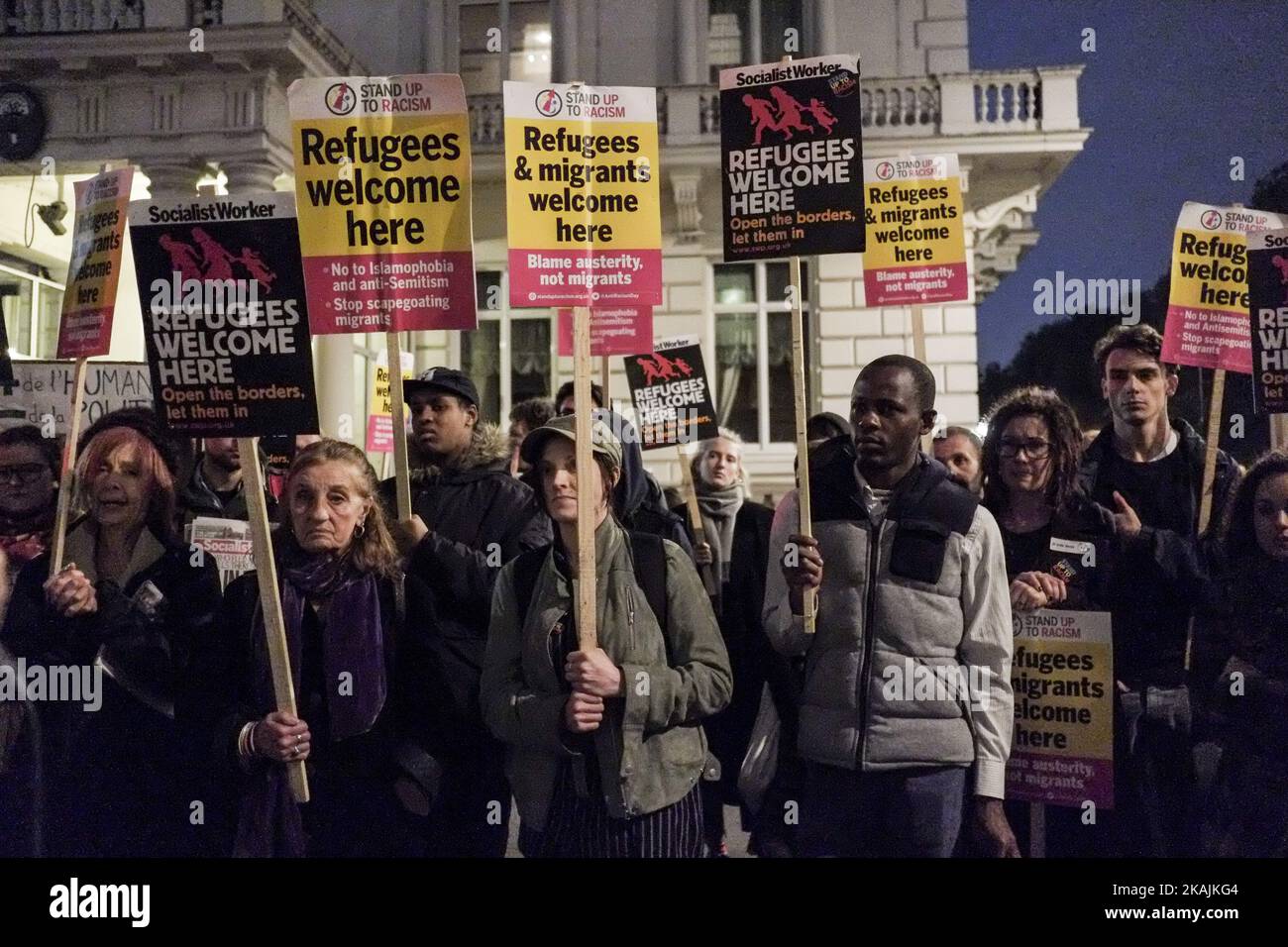 Un gruppo di dimostranti favorevoli ai migranti tiene una protesta al di fuori dell'ambasciata francese a Londra il 24 ottobre 2016 per protestare contro l'agaista per la chiusura del campo dei migranti a Calais, in Francia. (Foto di Jay Shaw Baker/NurPhoto) *** Please use Credit from Credit Field *** Foto Stock