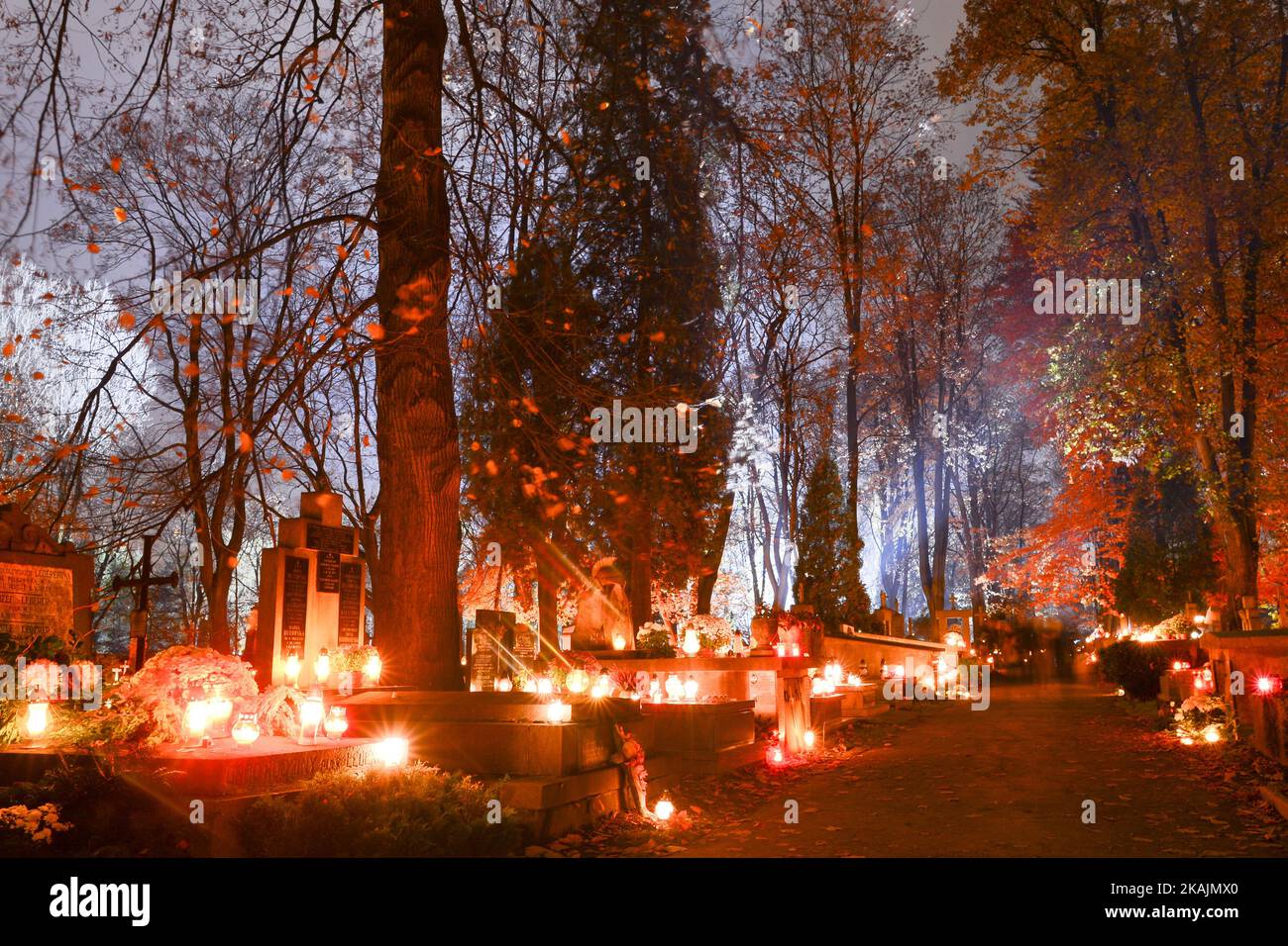 Una vista delle tombe illuminate nel cimitero di Rakowiecki a Cracovia, il giorno di tutti i Santi. Il 1st novembre in Polonia è una giornata fuori dal lavoro e molte persone si recano per visitare le tombe dei propri cari. Martedì 1st novembre 2016, cimitero di Rakowicki, Cracovia, Polonia.Photo by Artur Widak *** Please use Credit from Credit field *** Foto Stock