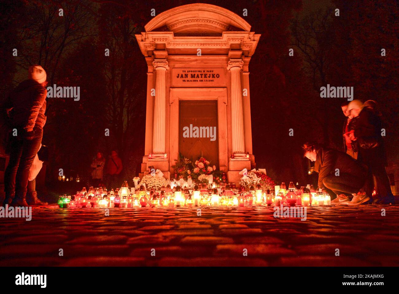 Una vista delle candele accese nella tomba di Jan Matejko nel cimitero di Rakowiecki a Cracovia, durante il giorno dei Santi. Il 1st novembre in Polonia è una giornata fuori dal lavoro e molte persone si recano per visitare le tombe dei propri cari. Martedì 1st novembre 2016, cimitero di Rakowicki, Cracovia, Polonia. Foto di Artur Widak *** Please use Credit from Credit Field *** Foto Stock