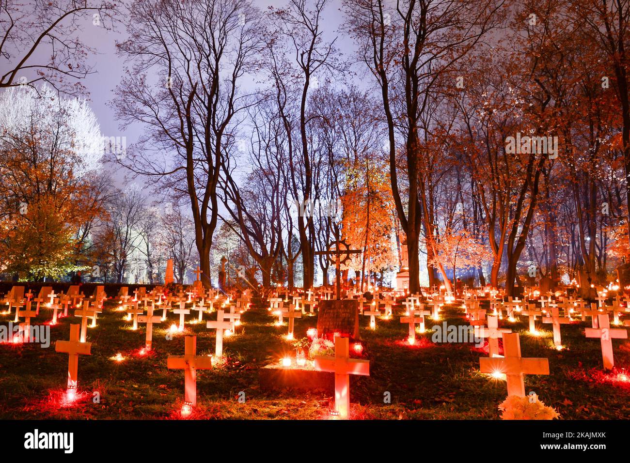 Una vista delle tombe militari illuminate della seconda Guerra Mondiale nel cimitero di Rakowiecki a Cracovia, il giorno di tutti i Santi. Il 1st novembre in Polonia è una giornata fuori dal lavoro e molte persone si recano per visitare le tombe dei propri cari. Martedì 1st novembre 2016, cimitero di Rakowicki, Cracovia, Polonia. Foto di Artur Widak *** Please use Credit from Credit Field *** Foto Stock