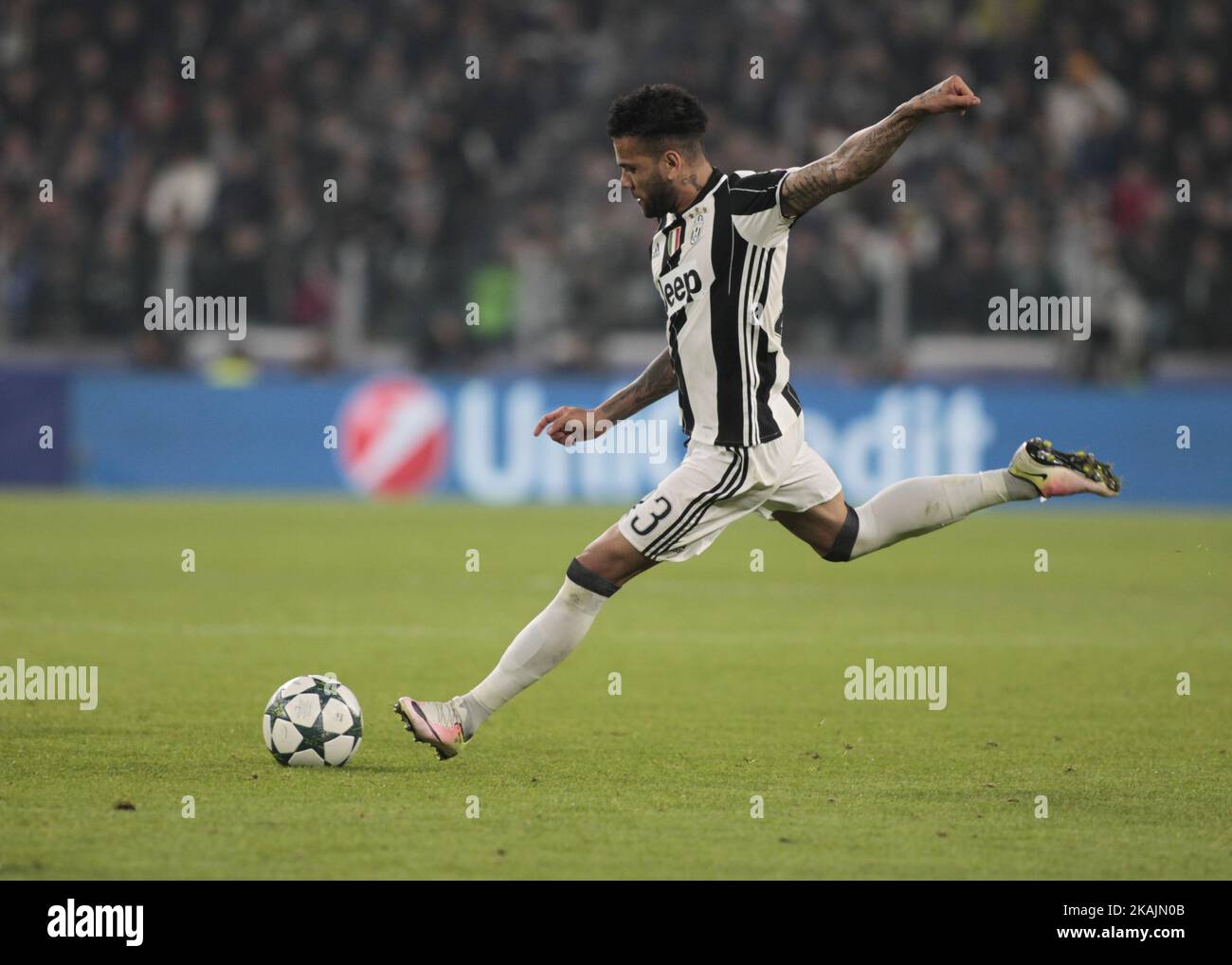 Dani Alves durante la Champions League tra Juventus e Olympique Lyonnais, a Torino, il 14 settembre 2016. *** Utilizzare il campo credito da credito *** Foto Stock