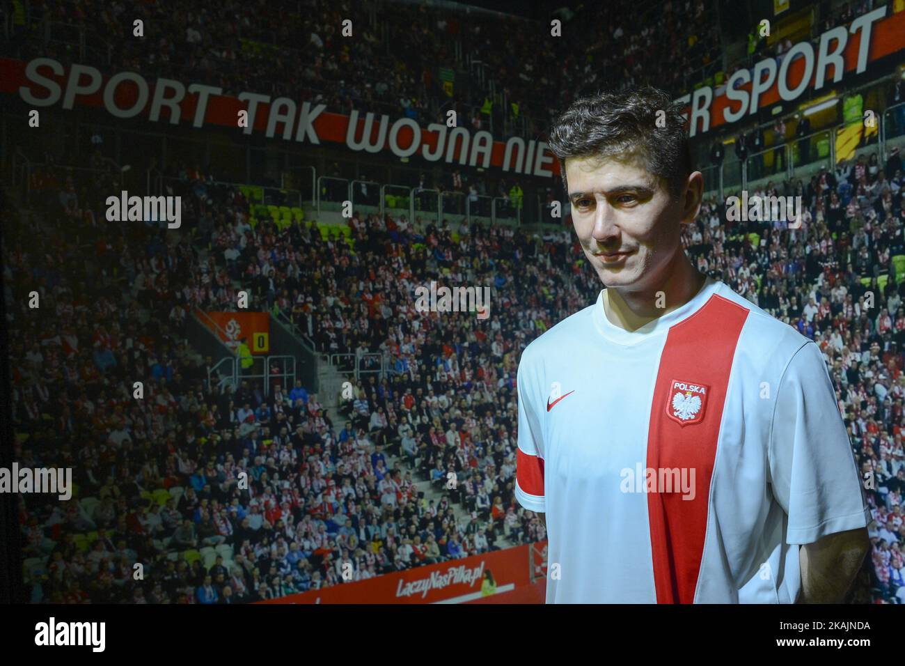 Una figura di cera di Robert Lewandowski, uno dei più famosi calciatori polacchi, che gioca come attaccante per il club tedesco Bayern Monaco, e capitani della nazionale polacca, visto nel Museo delle cere 'Polonia', una delle più recenti e più popolari attrazioni turistiche nel centro di Cracovia. Domenica 6 novembre 2016, a Cracovia, Polonia. Foto di Artur Widak *** Please use Credit from Credit Field *** Foto Stock