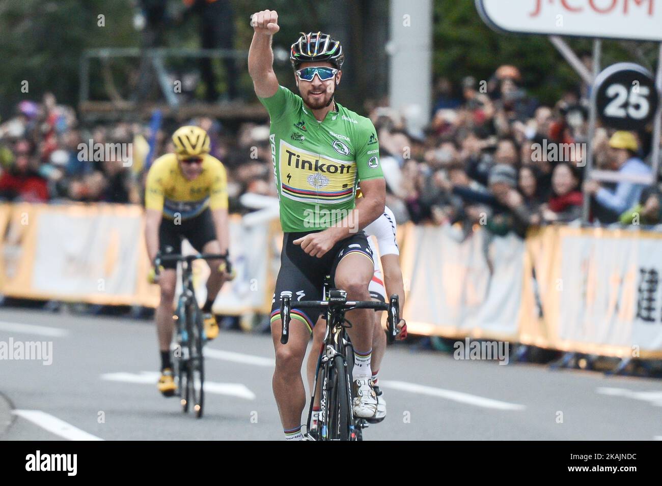 Peter Sagan del Team Tinkoff celebra la sua vittoria davanti al campione giapponese Sho Hatsuyuma e Chris Froome del Team SKY, durante la gara principale, a 57 km su un circuito (19 giri di 3 km), alla fouth Edition del Tour de France Saitama Criterium. Sabato 29 ottobre 2016, a Saitama, Giappone. Foto di Artur Widak *** si prega di utilizzare credito da campo di credito *** Foto Stock