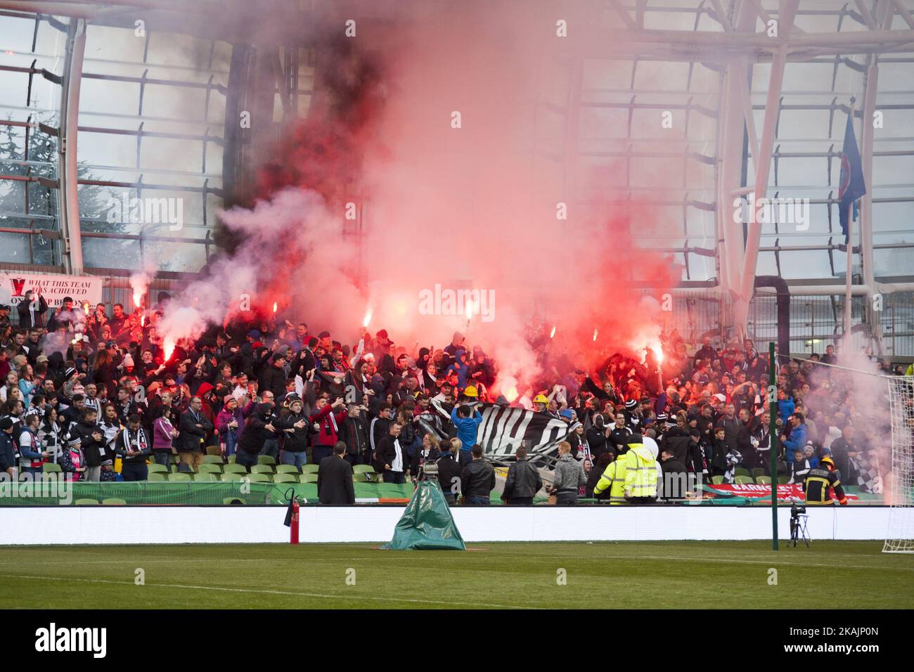 I fan di Dundalk con i loro brivanti durante l'incontro Irish Daily Mail fai Senior Cup Final 2016 tra Cork City e Dundalk FC allo stadio Aviva di Dublino, Irlanda, il 6 novembre 2016. Foto Stock