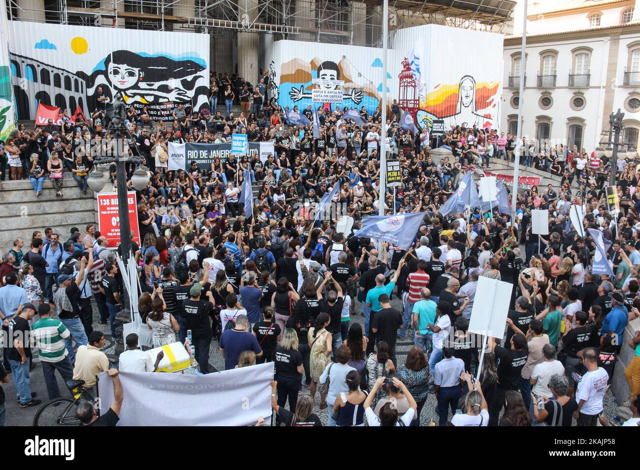 Il governo dello Stato di Rio de Janeiro sta attraversando una difficile area che peggiora sempre di più. La crisi finanziaria ha raggiunto livelli allarmanti e un pacchetto di tagli alla spesa pubblica che includono l'aumento delle imposte sui consumatori e la tassazione delle retribuzioni dei funzionari pubblici dello Stato e dei pensionati che ricevono dal governo dello Stato di Rio de Janeiro. Molte categorie di pubblici servizi stanno pianificando uno sciopero generale che potrebbe causare caos nei servizi pubblici forniti dal governo dello Stato. Lunedì 7 novembre 2016 migliaia di funzionari pubblici occupavano le scale dell'ALERJ ( Foto Stock