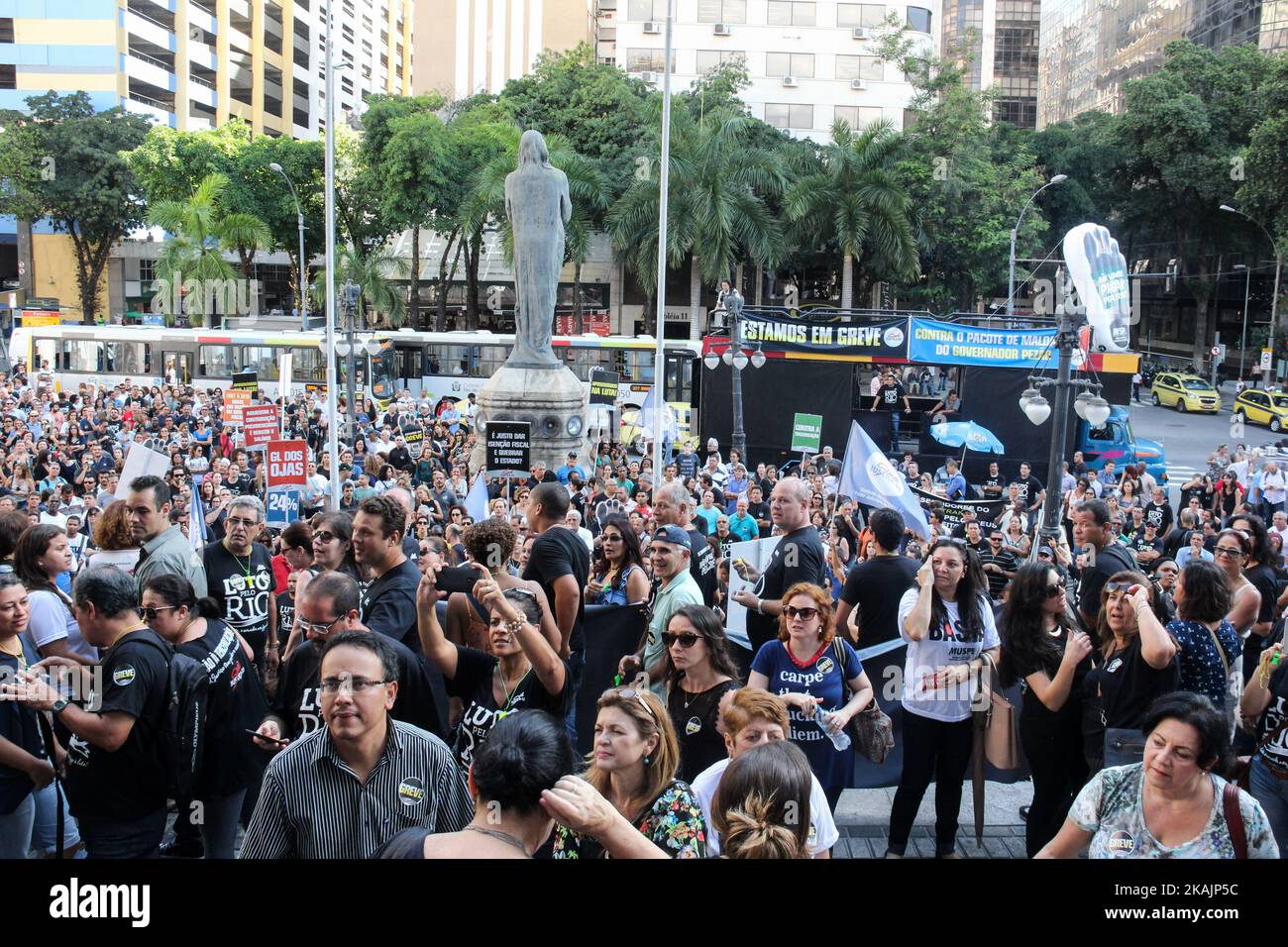 Il governo dello Stato di Rio de Janeiro sta attraversando una difficile area che peggiora sempre di più. La crisi finanziaria ha raggiunto livelli allarmanti e un pacchetto di tagli alla spesa pubblica che includono l'aumento delle imposte sui consumatori e la tassazione delle retribuzioni dei funzionari pubblici dello Stato e dei pensionati che ricevono dal governo dello Stato di Rio de Janeiro. Molte categorie di pubblici servizi stanno pianificando uno sciopero generale che potrebbe causare caos nei servizi pubblici forniti dal governo dello Stato. Lunedì 7 novembre 2016 migliaia di funzionari pubblici occupavano le scale dell'ALERJ ( Foto Stock