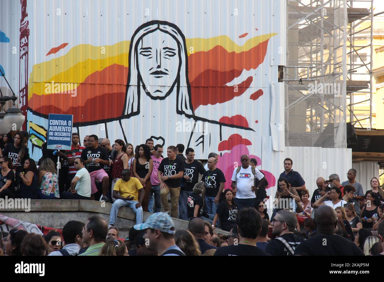Il governo dello Stato di Rio de Janeiro sta attraversando una difficile area che peggiora sempre di più. La crisi finanziaria ha raggiunto livelli allarmanti e un pacchetto di tagli alla spesa pubblica che includono l'aumento delle imposte sui consumatori e la tassazione delle retribuzioni dei funzionari pubblici dello Stato e dei pensionati che ricevono dal governo dello Stato di Rio de Janeiro. Molte categorie di pubblici servizi stanno pianificando uno sciopero generale che potrebbe causare caos nei servizi pubblici forniti dal governo dello Stato. Lunedì 7 novembre 2016 migliaia di funzionari pubblici occupavano le scale dell'ALERJ ( Foto Stock
