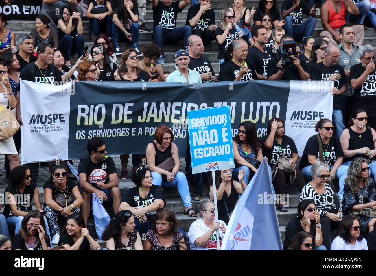 Il governo dello Stato di Rio de Janeiro sta attraversando una difficile area che peggiora sempre di più. La crisi finanziaria ha raggiunto livelli allarmanti e un pacchetto di tagli alla spesa pubblica che includono l'aumento delle imposte sui consumatori e la tassazione delle retribuzioni dei funzionari pubblici dello Stato e dei pensionati che ricevono dal governo dello Stato di Rio de Janeiro. Molte categorie di pubblici servizi stanno pianificando uno sciopero generale che potrebbe causare caos nei servizi pubblici forniti dal governo dello Stato. Lunedì 7 novembre 2016 migliaia di funzionari pubblici occupavano le scale dell'ALERJ ( Foto Stock