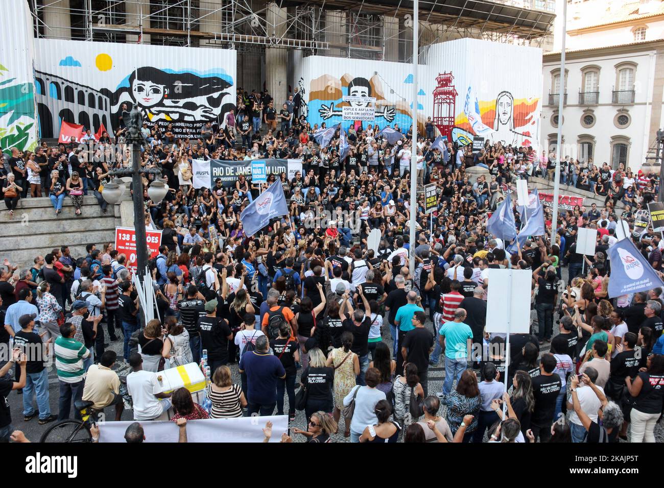Il governo dello Stato di Rio de Janeiro sta attraversando una difficile area che peggiora sempre di più. La crisi finanziaria ha raggiunto livelli allarmanti e un pacchetto di tagli alla spesa pubblica che includono l'aumento delle imposte sui consumatori e la tassazione delle retribuzioni dei funzionari pubblici dello Stato e dei pensionati che ricevono dal governo dello Stato di Rio de Janeiro. Molte categorie di pubblici servizi stanno pianificando uno sciopero generale che potrebbe causare caos nei servizi pubblici forniti dal governo dello Stato. Lunedì 7 novembre 2016 migliaia di funzionari pubblici occupavano le scale dell'ALERJ ( Foto Stock