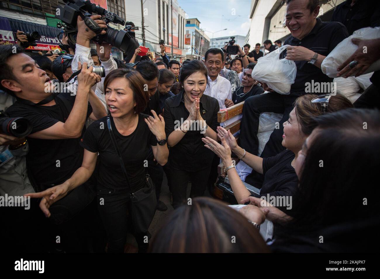 L'ex primo ministro thailandese Yingluck Shinawatra ringrazia i suoi sostenitori per aver acquistato riso direttamente dagli agricoltori al di fuori del centro commerciale Emperial Samrong nella provincia di Samut Prakan a Bangkok, in Thailandia, il 11 novembre 2016. Il PM Yingluck Shinawatra ha distribuito sacchetti di riso a migliaia di persone mentre ha riduto una campagna privata per sostenere gli agricoltori colpiti dalla caduta del prezzo del riso, mentre si trova ancora a dover pagare una multa di $1 miliardi di dollari per procedimenti penali per il suo regime governativo sul riso. (Foto di Guillaume Payen/NurPhoto) *** Please use Credit from Credit Field *** Foto Stock