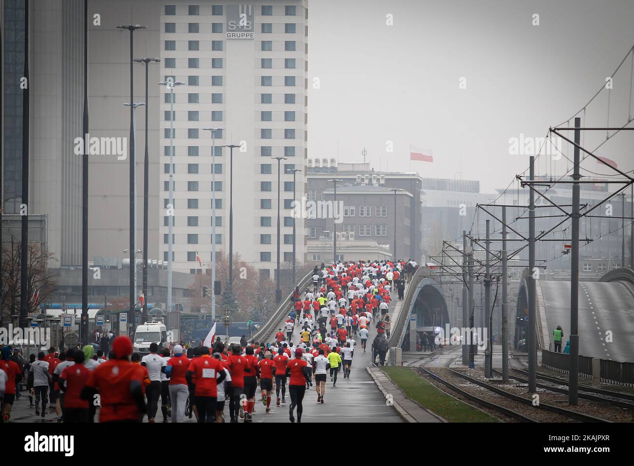 I partecipanti alla corsa per la Giornata dell'Indipendenza Polacca si trovano nel centro di Varsavia, in Polonia, il 11 novembre 2016. (Foto di Jaap Arriens/NurPhoto) *** Please use Credit from Credit Field *** Foto Stock