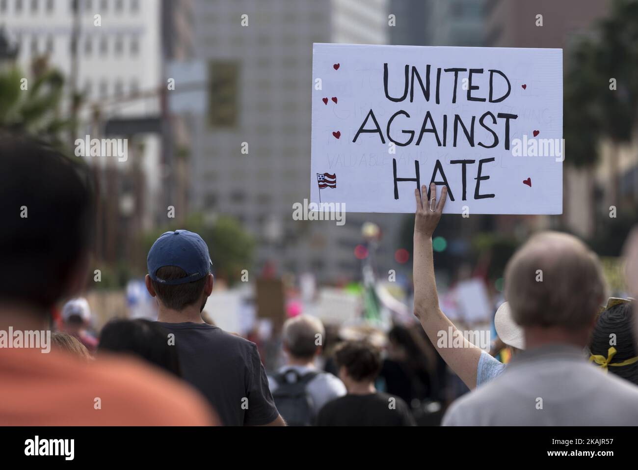 I dimostranti hanno marciato per le strade di Los Angeles per protestare contro il presidente eletto, Donald Trump. Los Angeles, California 12 novembre 2016. Secondo il LAPD, una folla stimata di nove migliaia di persone ha partecipato, rendendo questa la più grande protesta anti-Trump finora nella città. (Foto di Ronen Tivony/NurPhoto) *** Please use Credit from Credit Field *** Foto Stock