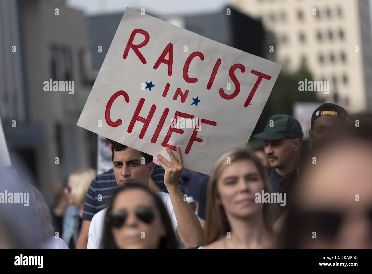 I dimostranti hanno marciato per le strade di Los Angeles per protestare contro il presidente eletto, Donald Trump. Los Angeles, California 12 novembre 2016. Secondo il LAPD, una folla stimata di nove migliaia di persone ha partecipato, rendendo questa la più grande protesta anti-Trump finora nella città. (Foto di Ronen Tivony/NurPhoto) *** Please use Credit from Credit Field *** Foto Stock