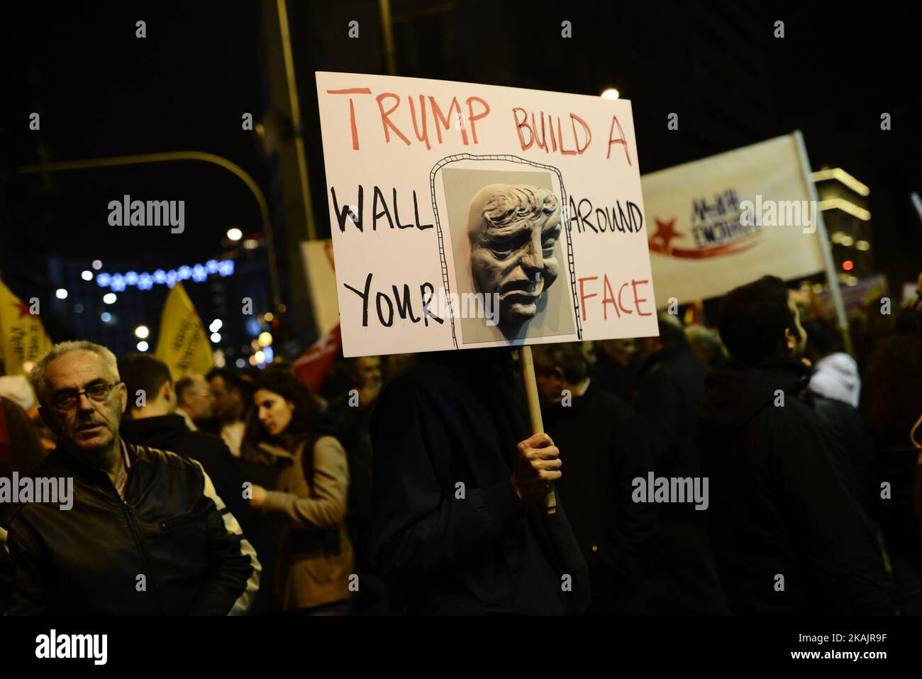 I manifestanti hanno delle bandiere anti-Trump durante una manifestazione contro il presidente americano Obama in visita ad Atene, in Grecia, il 15 novembre 2016. (Foto di Gerasimos Koilakos/NurPhoto) *** Please use Credit from Credit Field *** Foto Stock