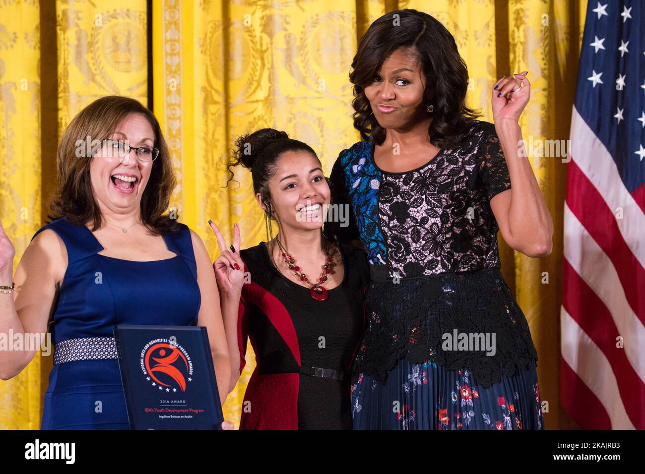 First Lady Michelle Obama (a destra), si presenta per le foto e condivide una risata con il premio, Inquilinos Boricuas en Accion, programma di sviluppo giovanile dell'IBA (Boston, ma), alla cerimonia di premiazione del programma nazionale per le arti e le scienze umane della gioventù (NAHYP) del 2016 nella stanza orientale della Casa Bianca, a Washington DC, Il 15 novembre 2016 Foto Stock