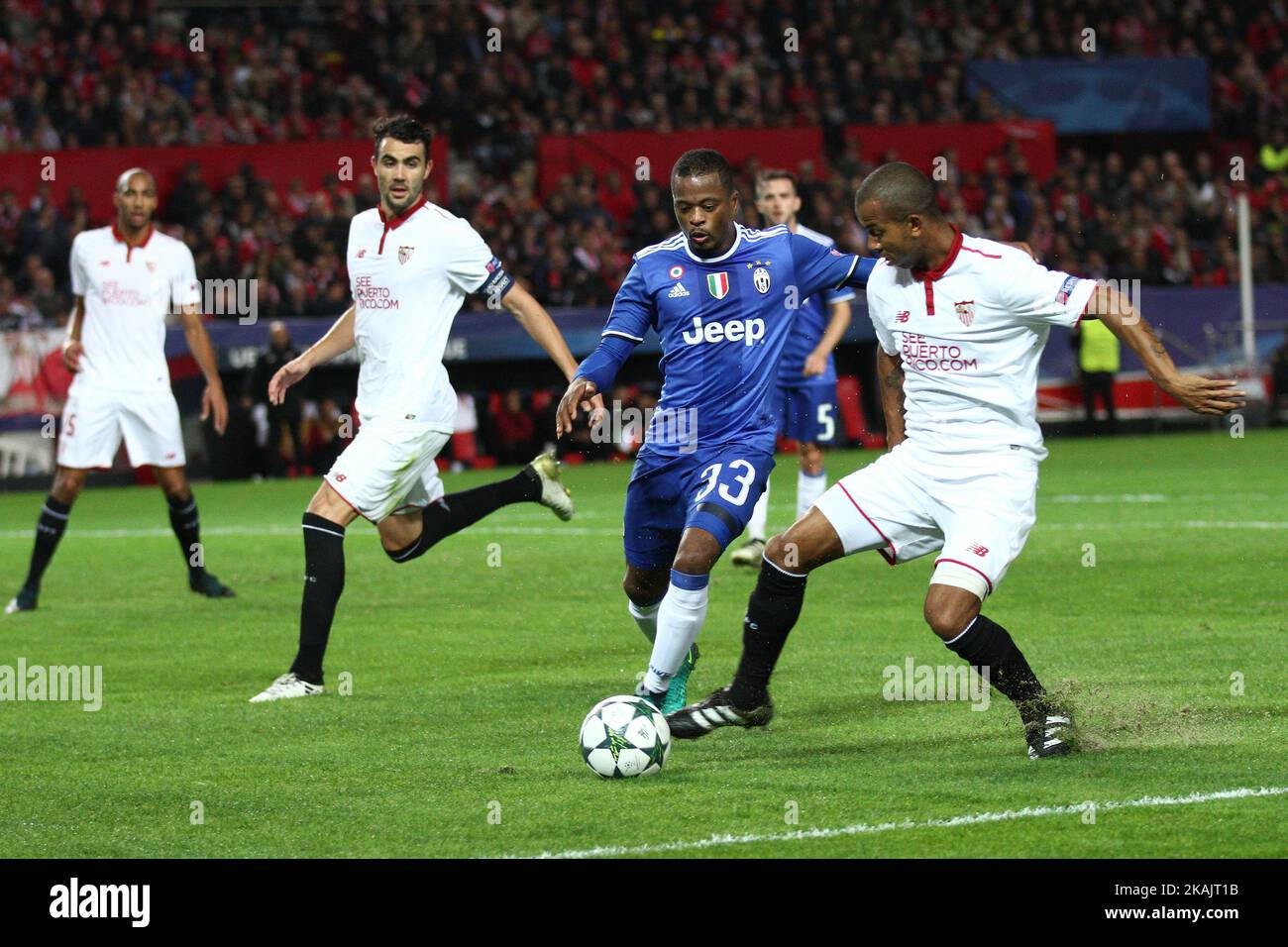 Il difensore della Juventus Patrice Evra (33) combatte per la palla contro il centrocampista di Siviglia Steven N'Zonzi (15) durante la partita di calcio di gruppo della UEFA Champions League n.5 SEVILLA - JUVENTUS il 22/11/2016 allo Stadio Ramon Sanchez-Pizjuan di Siviglia, Spagna. (Foto di Matteo Bottanelli/NurPhoto) *** Please use Credit from Credit Field *** Foto Stock