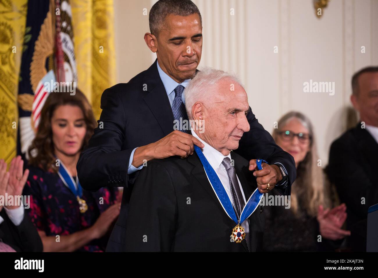 Il Presidente Barack Obama ha conferito la Medaglia Presidenziale della libertà all'architetto Frank Gehry. (Foto di Cheriss May/NurPhoto) *** Please use Credit from Credit Field *** Foto Stock