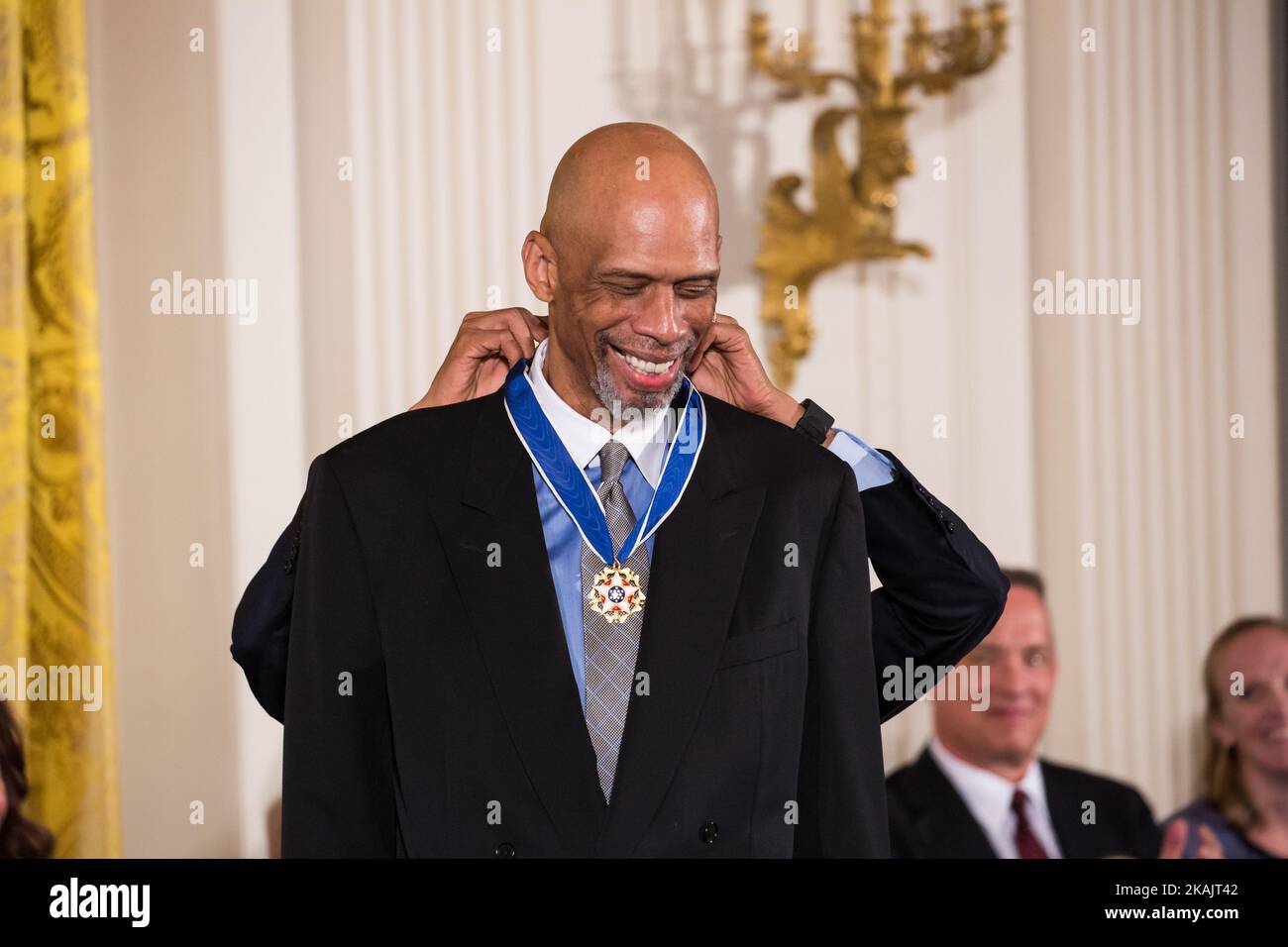 Il Presidente Barack Obama ha conferito la Medaglia Presidenziale della libertà a NBA Legend, Kareem Abdul-Jabbar. (Foto di Cheriss May/NurPhoto) *** Please use Credit from Credit Field *** Foto Stock