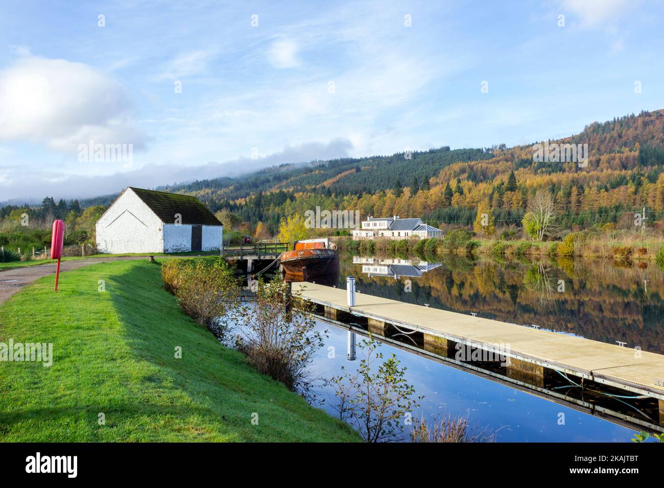 Vecchia imbarcazione arrugginita ormeggiata al canale di Caledonia, Fort Augustus, Scozia, Europa Foto Stock