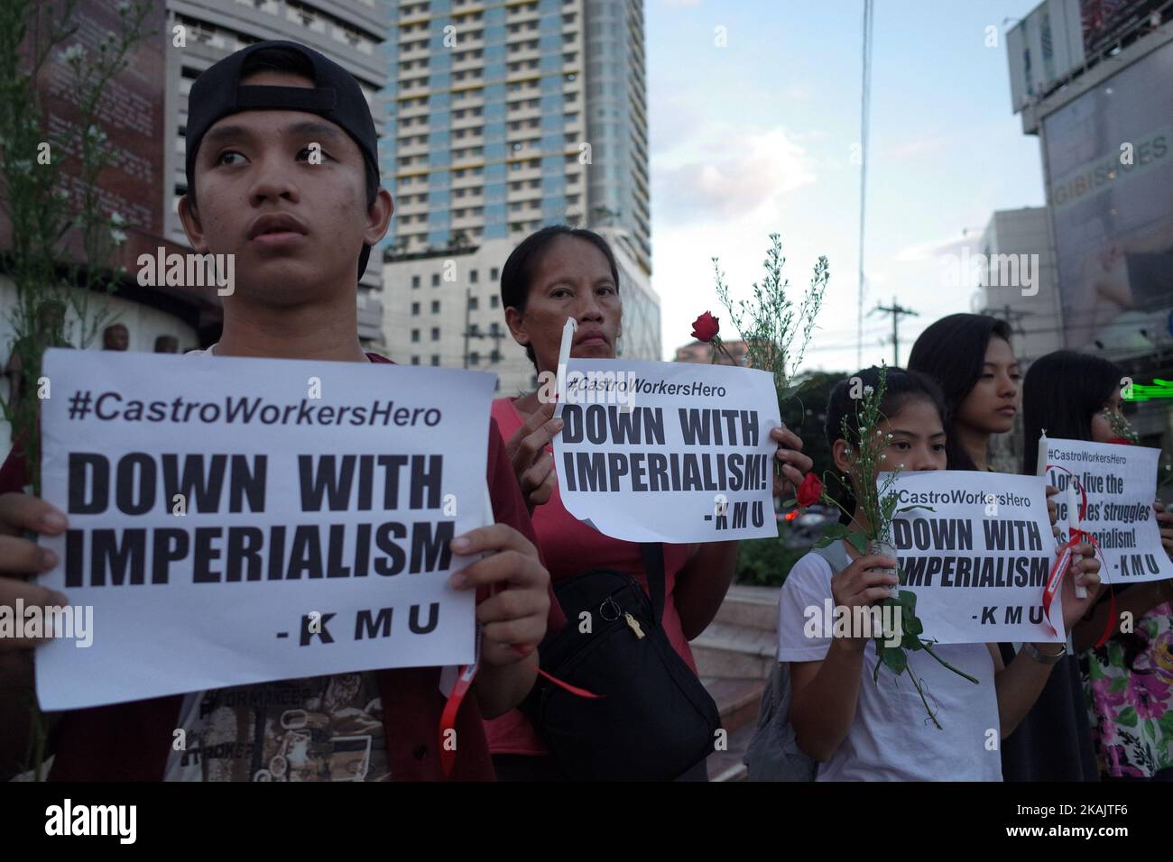 Gli attivisti tengono cartelli e fiori durante un rally che commemora la vita del defunto leader cubano Fidel Castro a Quezon City, ad est di Manila, Filippine, martedì 29 novembre 2016. I lavoratori del Kilusang Mayo uno ricordarono il defunto leader cubano Fidel Castro, morto il 25 novembre 2016 all'età di 90 anni. (Foto di Richard James Mendoza/NurPhoto) *** Please use Credit from Credit Field *** Foto Stock