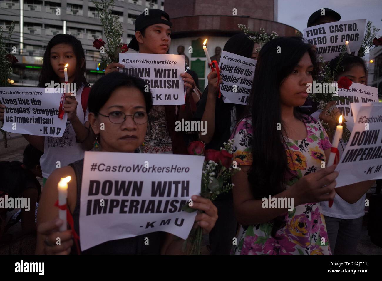 Gli attivisti tengono cartelli e fiori durante un rally che commemora la vita del defunto leader cubano Fidel Castro a Quezon City, ad est di Manila, Filippine, martedì 29 novembre 2016. I lavoratori del Kilusang Mayo uno ricordarono il defunto leader cubano Fidel Castro, morto il 25 novembre 2016 all'età di 90 anni. (Foto di Richard James Mendoza/NurPhoto) *** Please use Credit from Credit Field *** Foto Stock