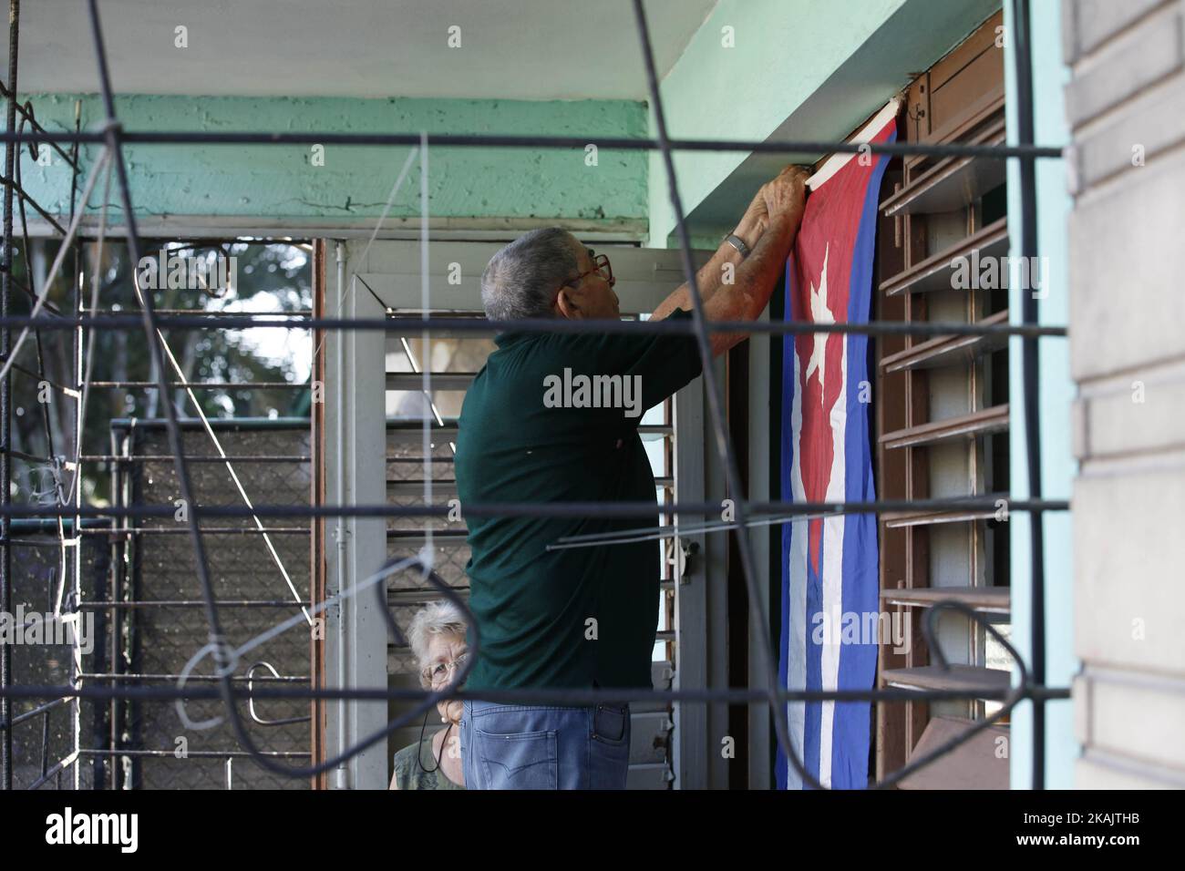 Il popolo cubano, incoraggiato dall'ammirazione per il leader della rivoluzione cubana, Fidel Castro, ha reso omaggio all'Avana, Cuba, il 28 novembre 2016. Cuba osserva un quarto giorno di lutto nazionale per l'ex leader Fidel Castro, morto venerdì all'età di 90 anni. Il periodo ufficiale del lutto dura fino al funerale di domenica, quando le sue ceneri sono deposte per riposare nella città sud-orientale di Santiago. Castro è stato primo ministro cubano dal 1959 al 1976 e poi presidente dal 1976 al 2008. (Foto di Mabel GarcÃ­a / ACGCuba/NurPhoto *** Please use Credit from Credit Field *** Foto Stock