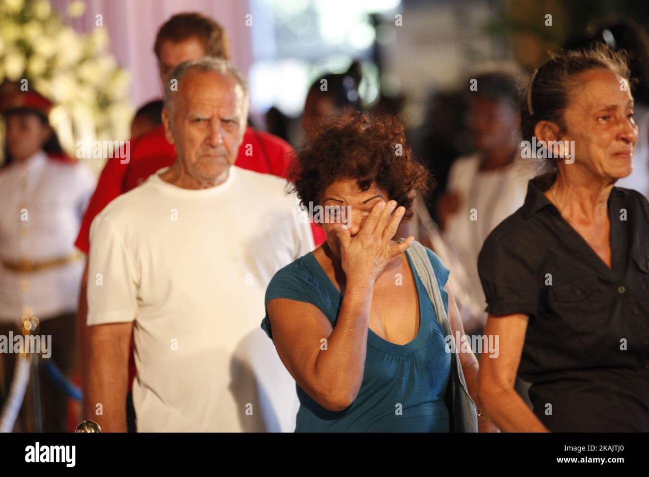 Il popolo cubano, incoraggiato dall'ammirazione per il leader della rivoluzione cubana, Fidel Castro, ha reso omaggio all'Avana, Cuba, il 28 novembre 2016. Cuba osserva un quarto giorno di lutto nazionale per l'ex leader Fidel Castro, morto venerdì all'età di 90 anni. Il periodo ufficiale del lutto dura fino al funerale di domenica, quando le sue ceneri sono deposte per riposare nella città sud-orientale di Santiago. Castro è stato primo ministro cubano dal 1959 al 1976 e poi presidente dal 1976 al 2008. (Foto di Mabel GarcÃ­a / ACGCuba/NurPhoto *** Please use Credit from Credit Field *** Foto Stock