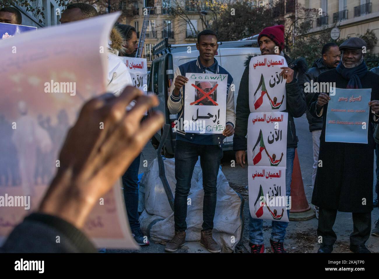 Soudanese si è riunito davanti all'Ambasciata del Sudan a Parigi, il 29 novembre 2016, per protestare contro il presidente Omar El-Bechir. (Foto di Julien Mattia/NurPhoto) *** Please use Credit from Credit Field *** Foto Stock