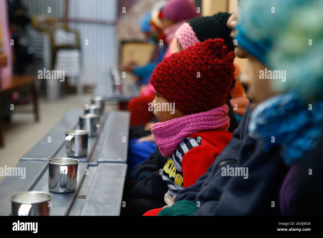 KATHMANDU, NEPAL-NOVEMBRE 30: I bambini infetti da HIV fanno colazione alla scuola Saphalta HIV Shiksya Sadan di Kritipur vicino a Kathmandu il 30 novembre 2016. Saphalta HIV Shiksya Sadan scuola e la casa di vita del bambino è stabilita nove anni fa dal 32 Raj Kumar Pune, che è ora casa per 24 bambini infetti da HIV di età compresa tra 4 e 15 anni . Saphalta HIV Shiksya Sadan è una prima scuola per bambini HIV positivi identificati apertamente in Nepal. (Foto di Sunil Pradhan/NurPhoto) *** Please use Credit from Credit Field *** Foto Stock