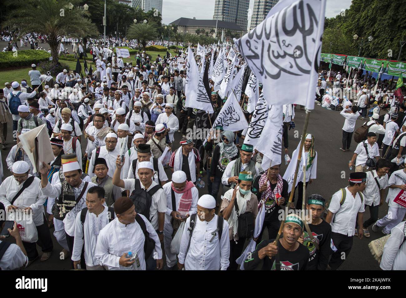 Centinaia di migliaia di indonesiani musulmani provenienti da tutta la provincia indonesiana hanno tenuto un rally molto pacifico a Monas Park-Jakarta il 2 dicembre 2016. La grande manifestazione del 3rd da mussulmani ancora chiedendo BASUKI TJAHAJA POERNAMA noto come AHOK per essere incarcerato a causa di beffa Corano come il libro agile forma musulmana. Anche se pieno di milioni di persone il rally che corre pacificamente dall'inizio alla fine. (Foto di Donal Husni/NurPhoto) *** si prega di utilizzare il credito dal campo di credito *** Foto Stock