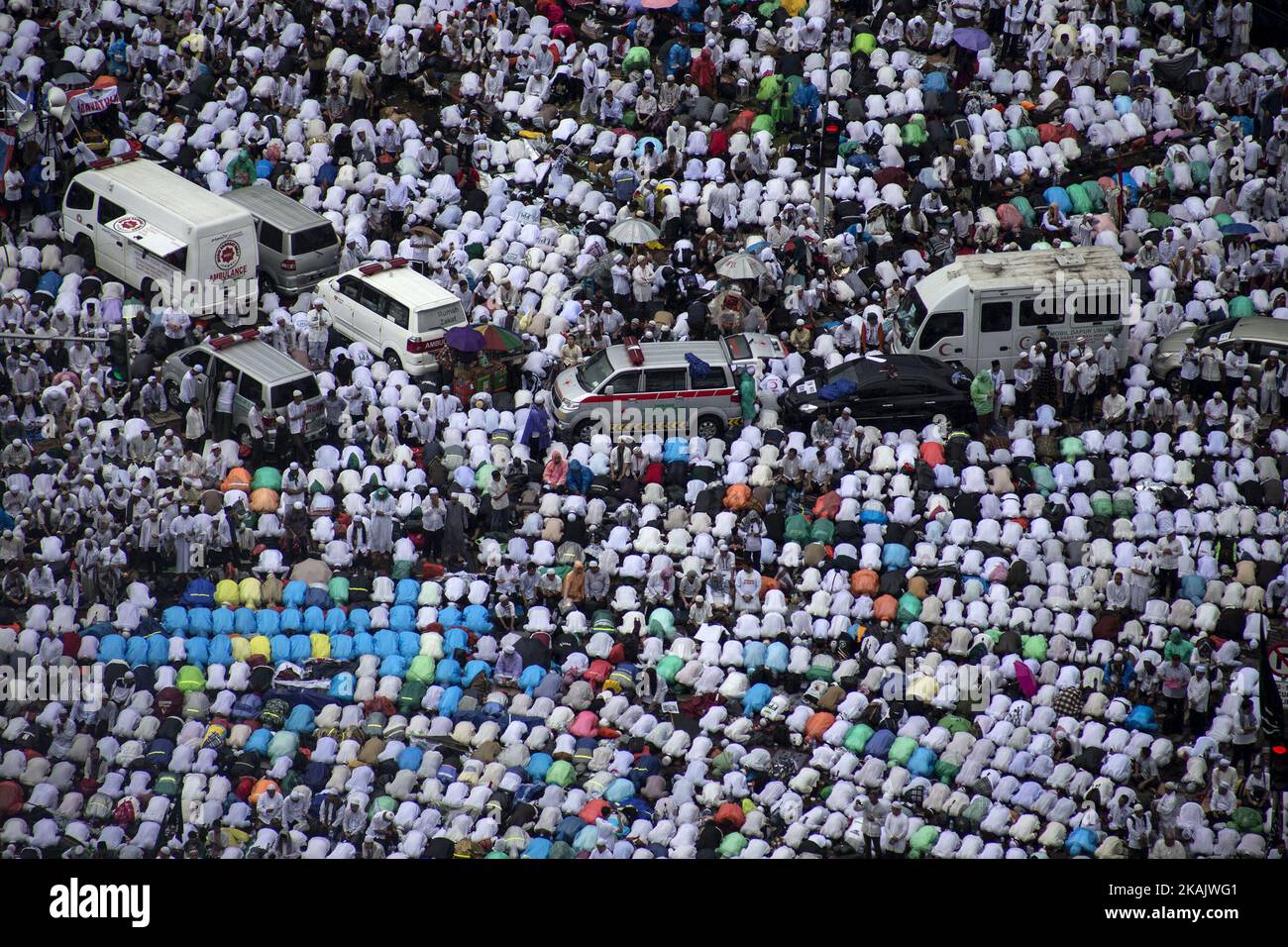 Centinaia di migliaia di indonesiani musulmani provenienti da tutta la provincia indonesiana hanno tenuto un rally molto pacifico a Monas Park-Jakarta il 2 dicembre 2016. La grande manifestazione del 3rd da mussulmani ancora chiedendo BASUKI TJAHAJA POERNAMA noto come AHOK per essere incarcerato a causa di beffa Corano come il libro agile forma musulmana. Anche se pieno di milioni di persone il rally che corre pacificamente dall'inizio alla fine. (Foto di Donal Husni/NurPhoto) *** si prega di utilizzare il credito dal campo di credito *** Foto Stock