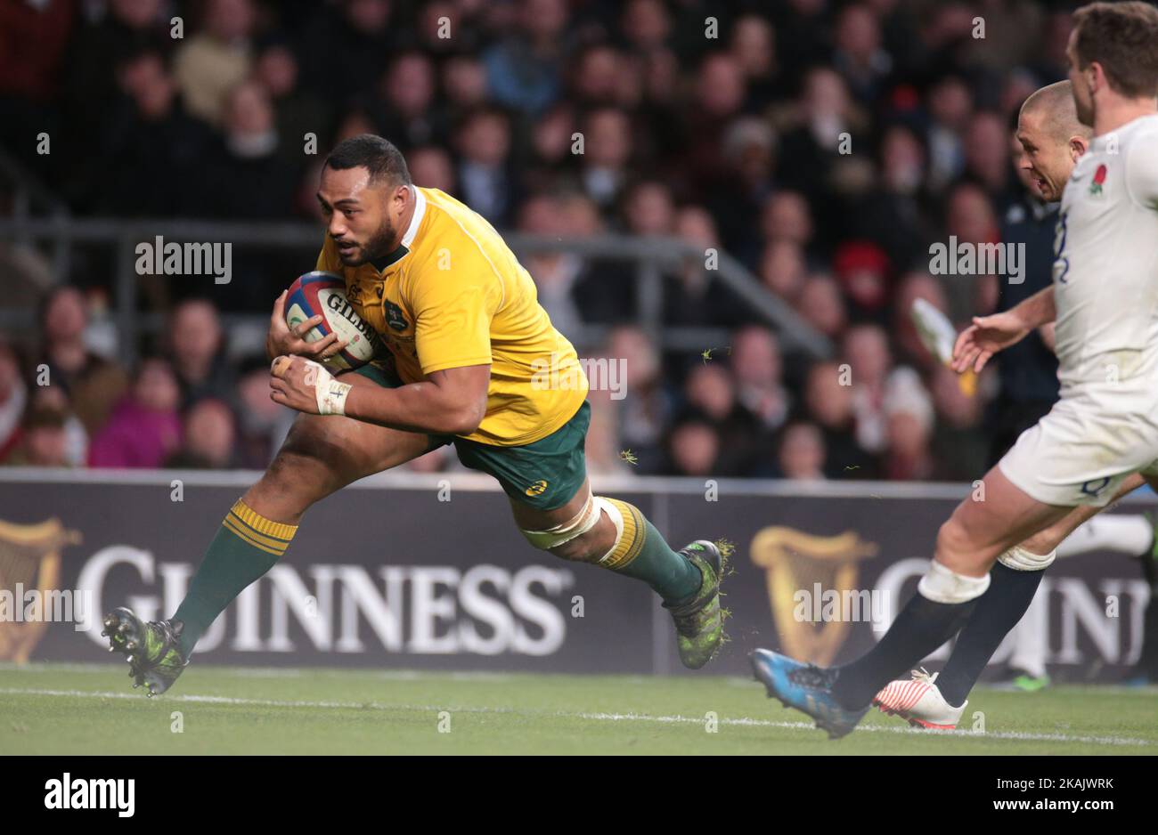 Il Sekope Kepu dell'Australia va oltre per la sua prova durante l'Old Mutual Wealth Series match tra l'Inghilterra e l'Australia allo stadio Twickenham , Londra, Gran Bretagna il 3 dicembre 2016. (Foto di Kieran Galvin/NurPhoto) *** Please use Credit from Credit Field *** Foto Stock